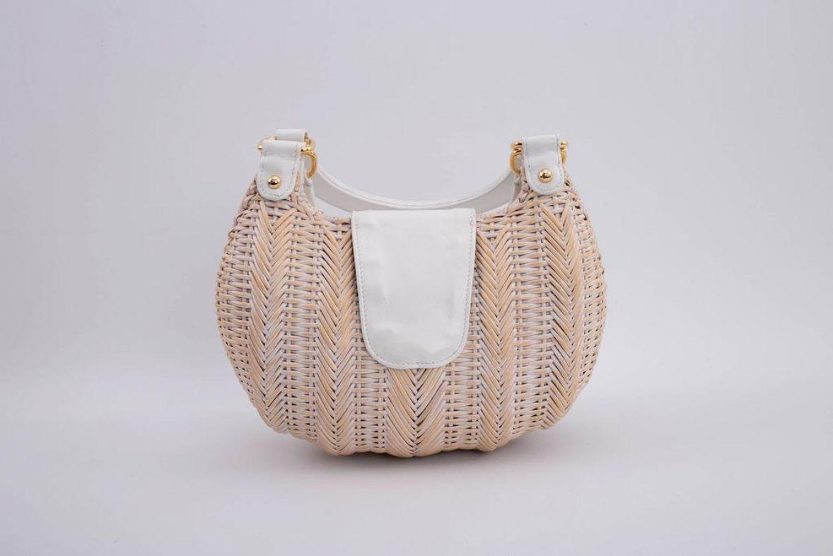 Christian Lacroix (Made in Italy) Bag composed of white leather and wicker.

Additional information: 
Dimensions: Width: 29 cm (11.41