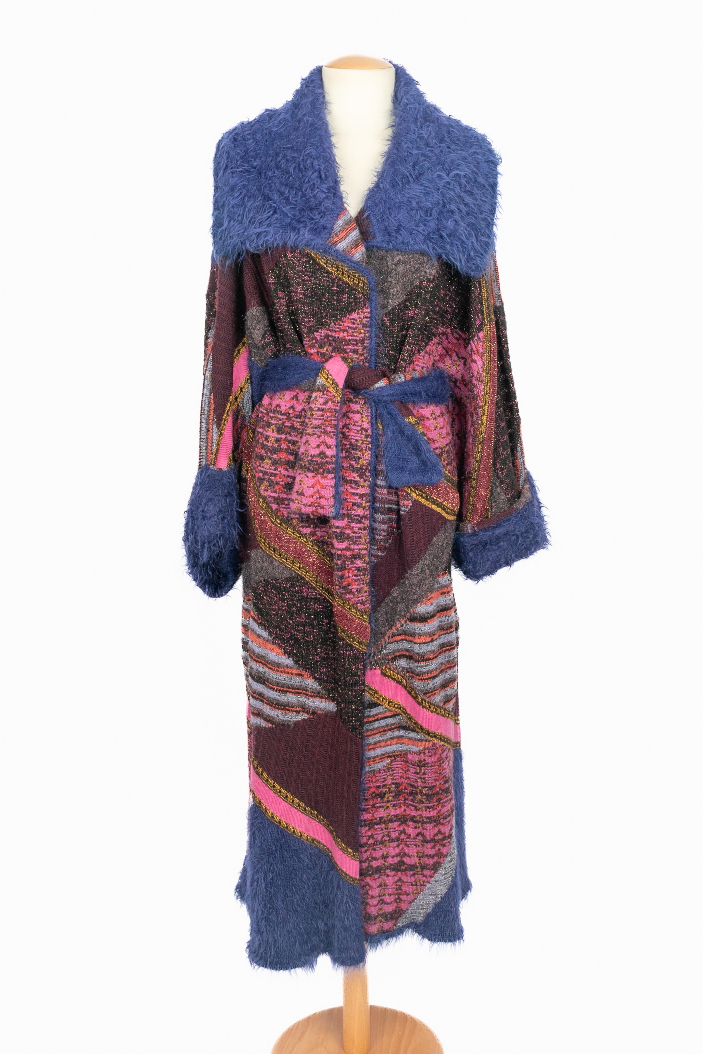 CHRISTIAN LACROIX - (Made in Italy) Cappotto lungo in lana colorata. Mancano le etichette della composizione e della taglia, ma veste una 42FR/44FR. Un pezzo degli anni '90 sotto la direzione artistica di Karl Lagerfeld.

Condizioni:
Ottime