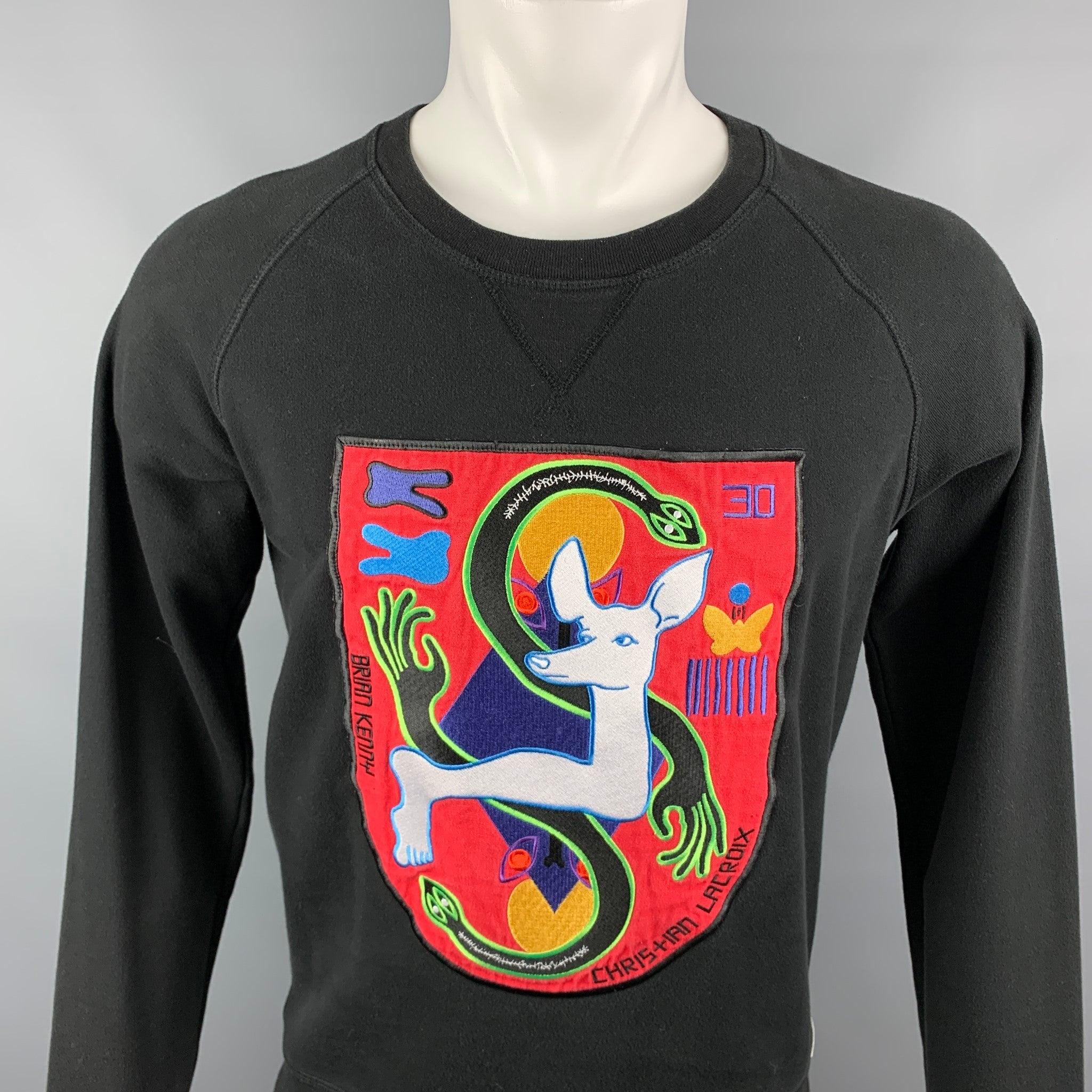 CHRISTIAN LACROIX x BRIAN KENNY Limited Edition Sweatshirt aus schwarz-roter abstrakter Baumwolle mit großem Patch und Rundhalsausschnitt. Guter Pre-Owned Zustand. 

Markiert:   S 

Abmessungen: 
 
Schultern: 17 Zoll  Brustumfang: 41 Zoll  Ärmel: