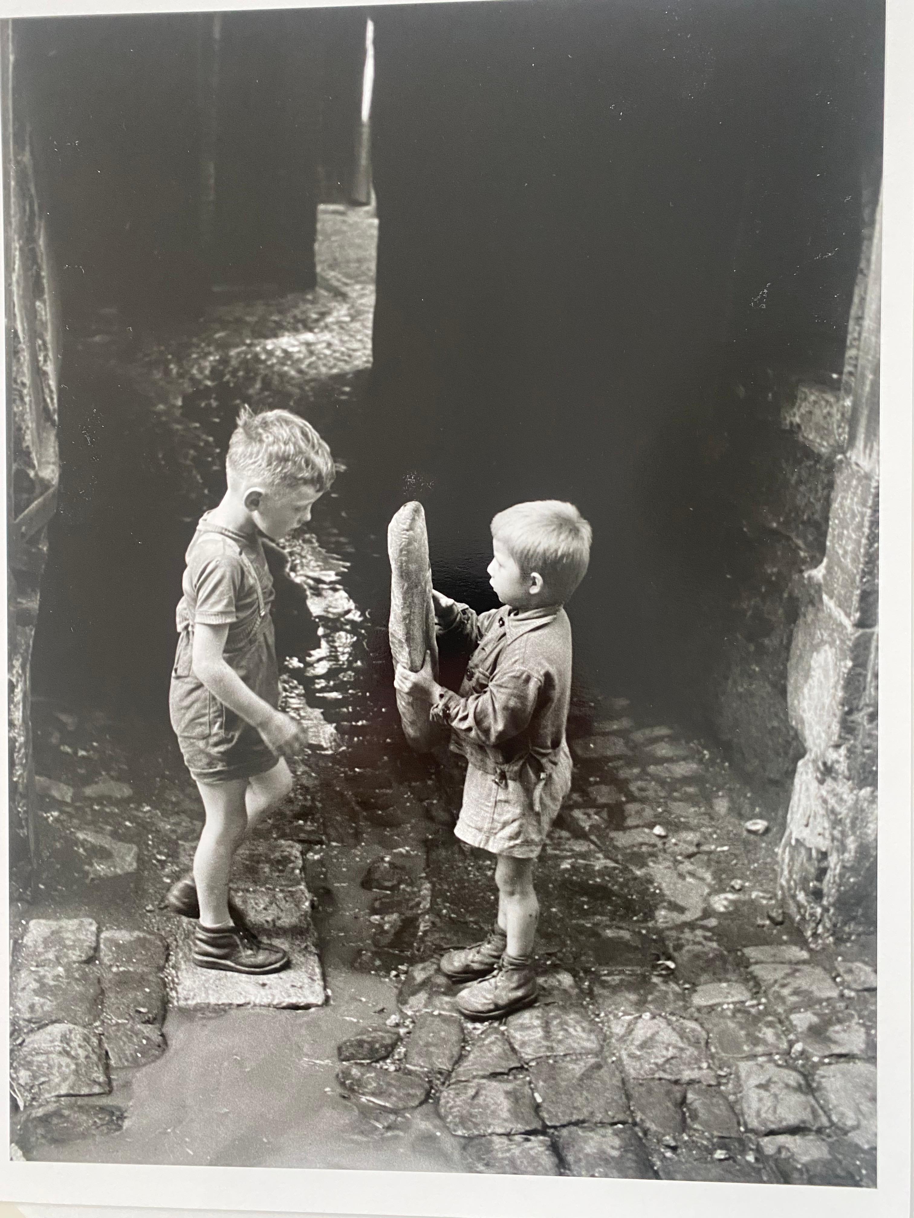 Christian Lemaire 
Niños al pan (1956)
Estampado en plata 
40 x 30 cm 
Firmado, titulado y fechado al dorso
Estampado por el artista 
390 euros