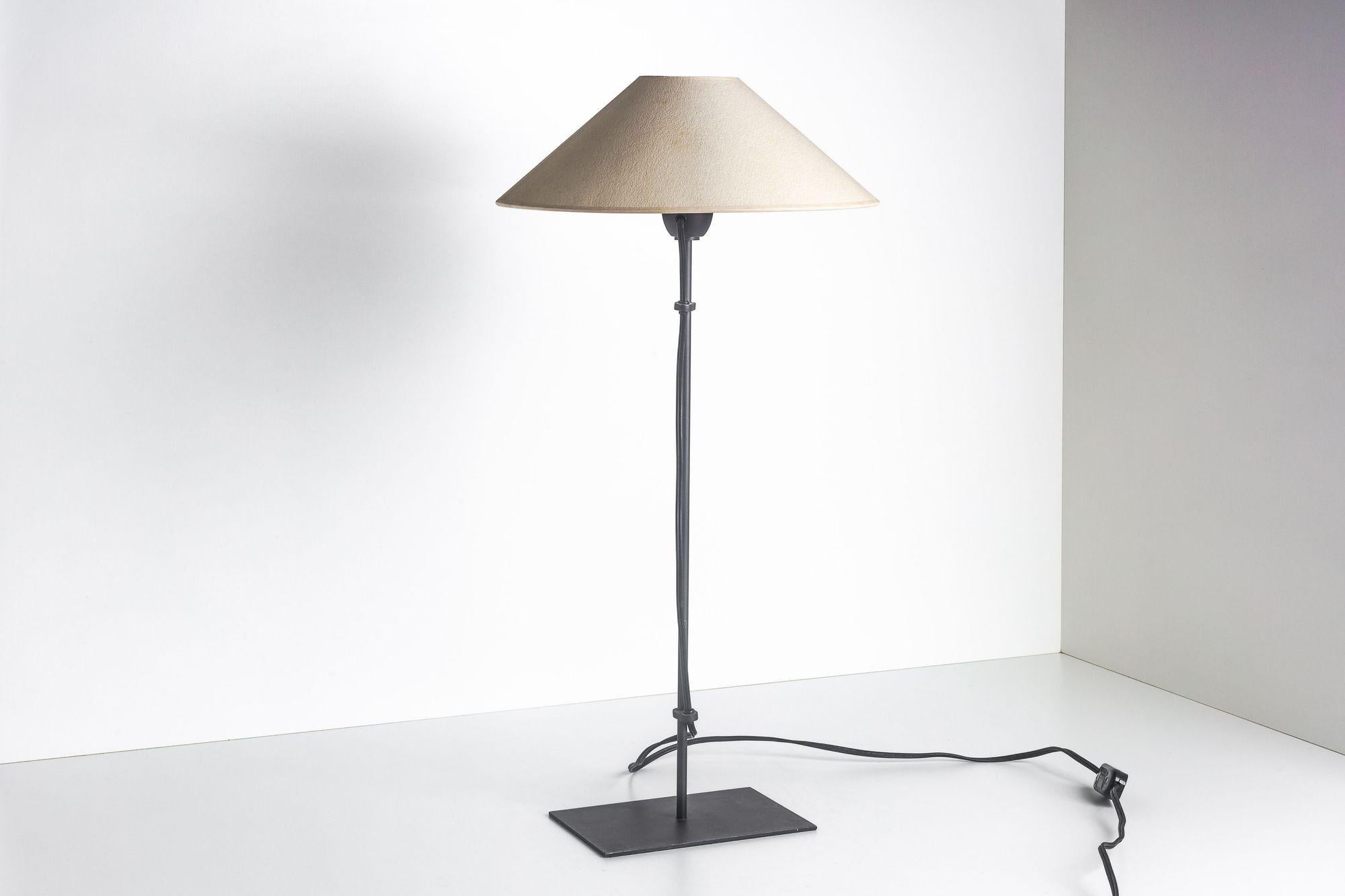 Lámpara de sobremesa Christian Liaigre Acier, columna de metal pintado en bronce con fuente de alimentación de cable visto y pantalla original de papel en forma de cono.

Esta lámpara de latón Bronce combina con todo tipo de interiores, desde los