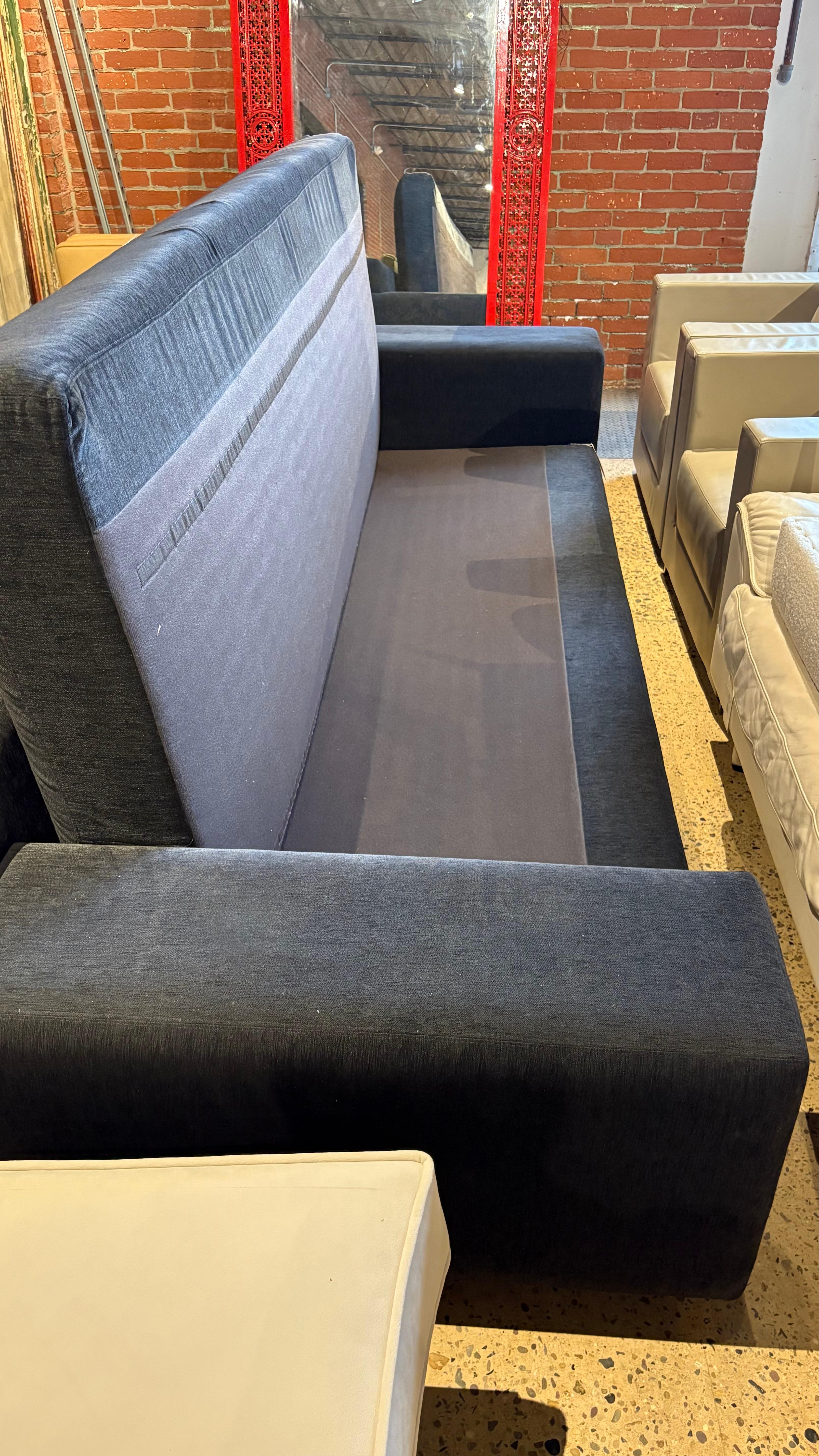 Christian Liaigre Augustin Sofa in Marineblau im Angebot 3