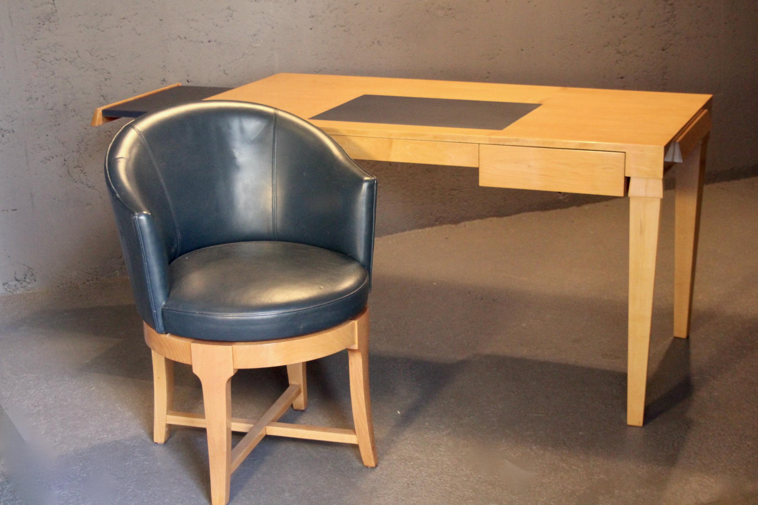 Christian Liaigre Schreibtischstuhl aus blauem Leder und Holz (amerikanisch) im Angebot