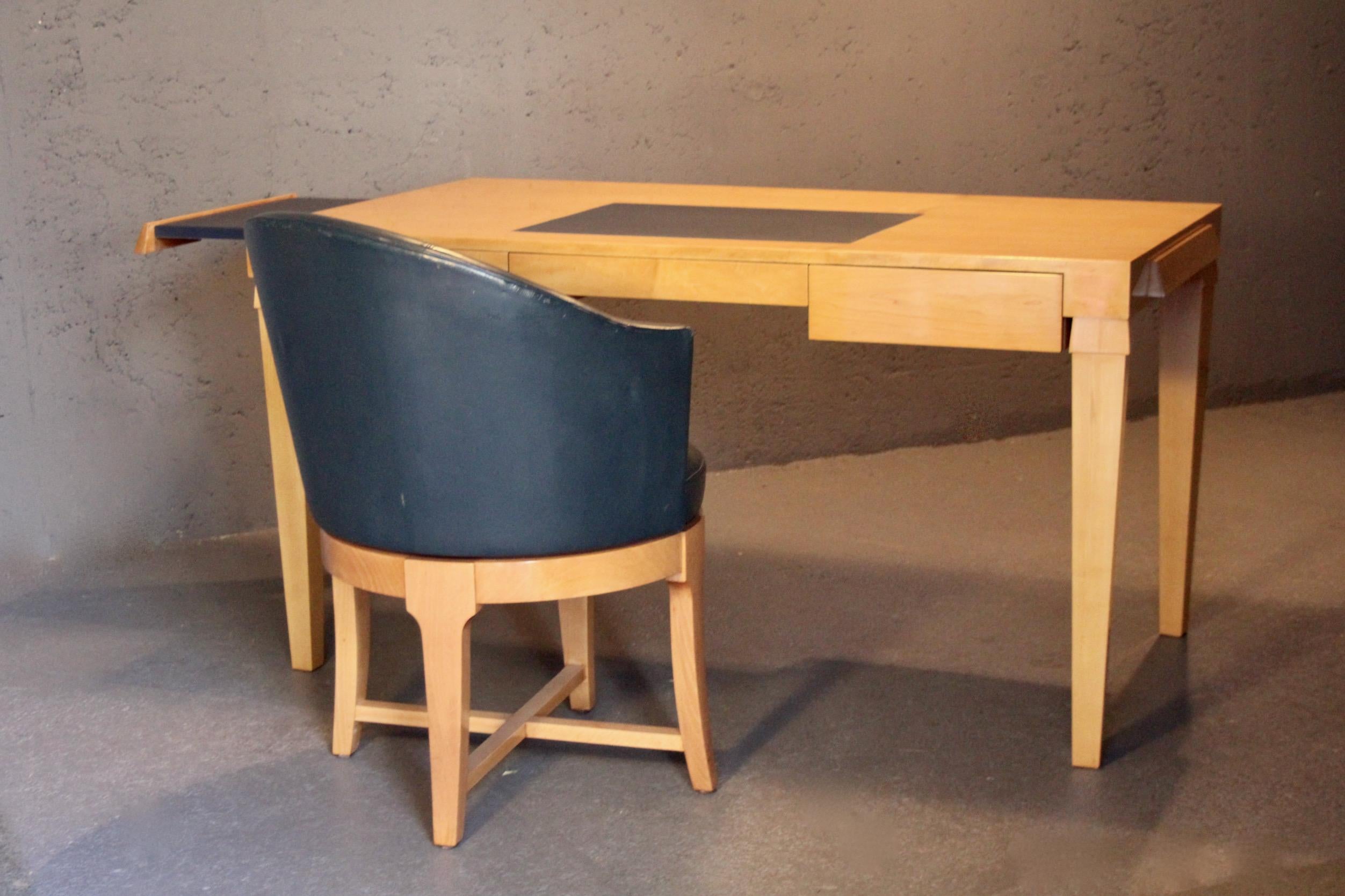 Christian Liaigre Schreibtischstuhl aus blauem Leder und Holz im Zustand „Gut“ im Angebot in grand Lancy, CH