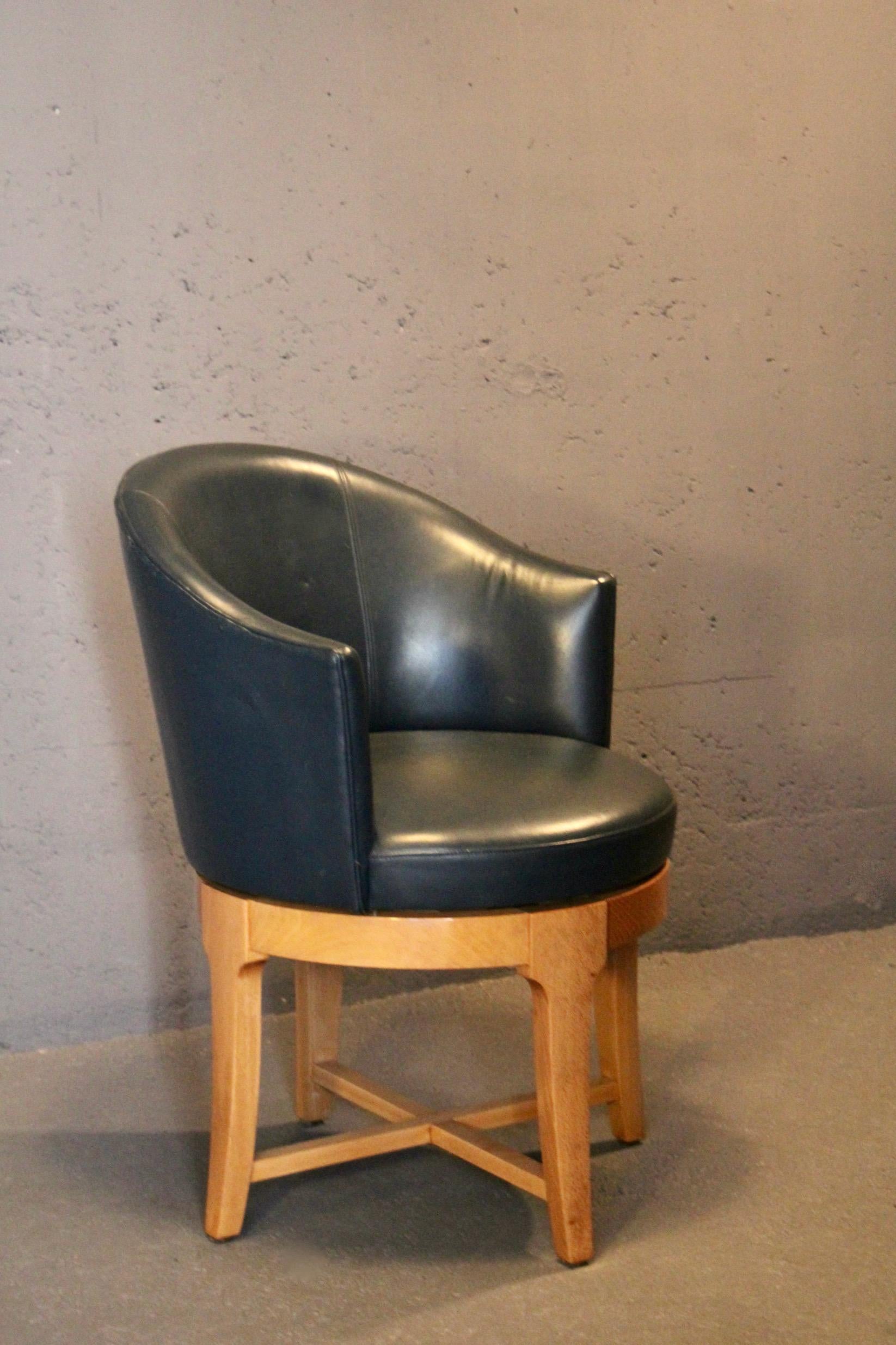 Christian Liaigre Schreibtischstuhl aus blauem Leder und Holz (Ende des 20. Jahrhunderts) im Angebot