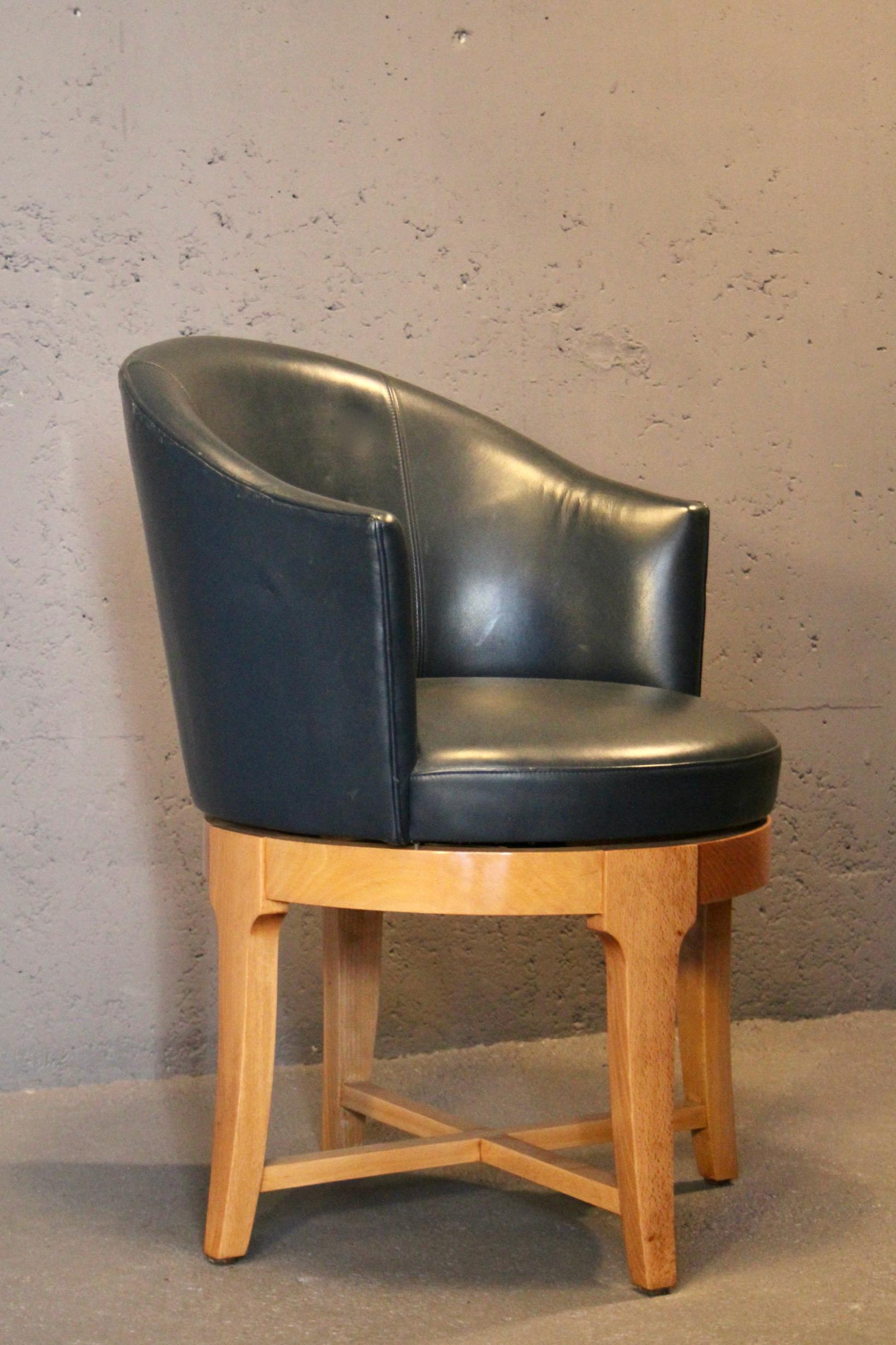 Christian Liaigre Schreibtischstuhl aus blauem Leder und Holz im Angebot 1