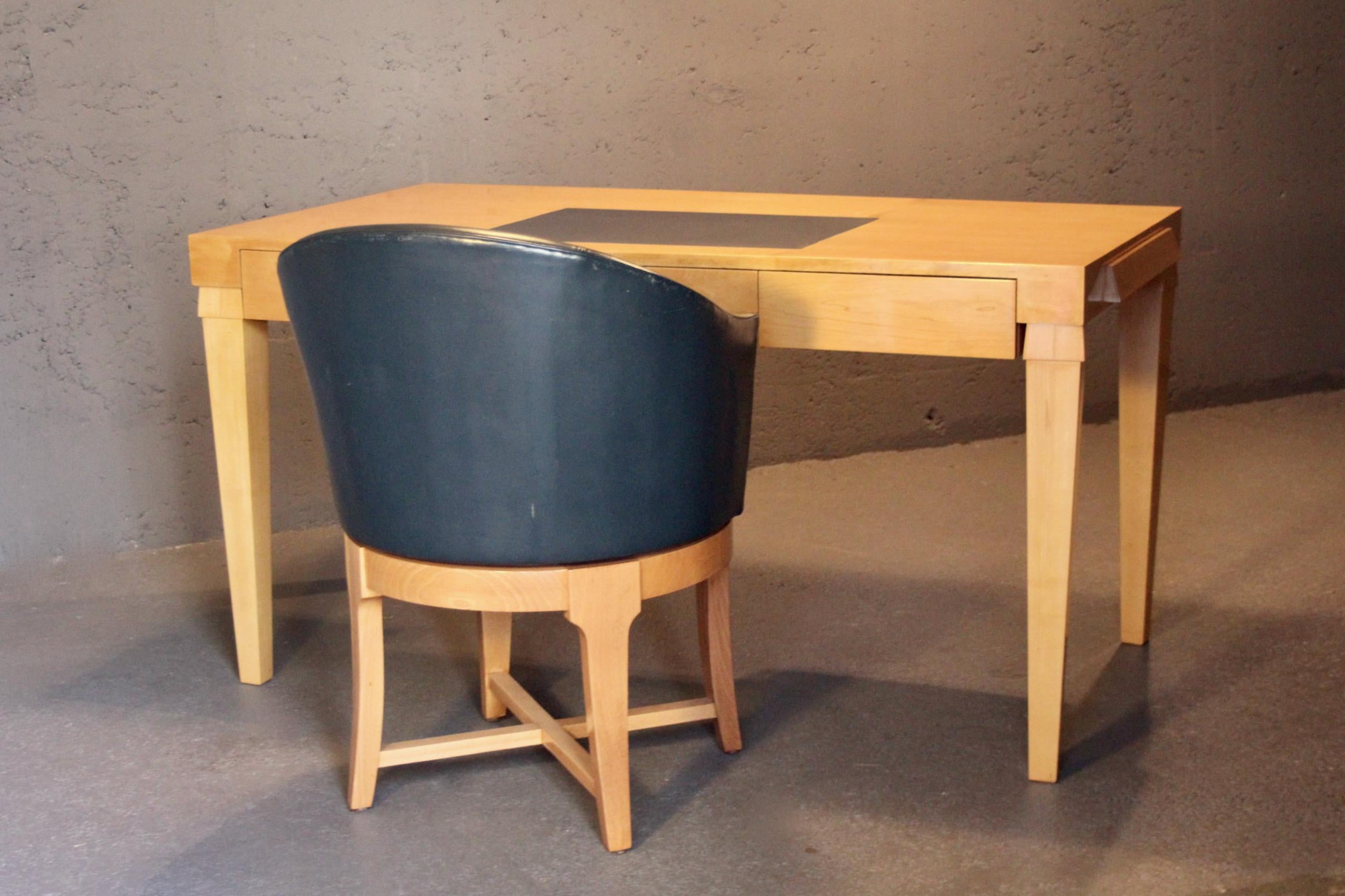 Christian Liaigre Schreibtischstuhl aus blauem Leder und Holz im Angebot 2