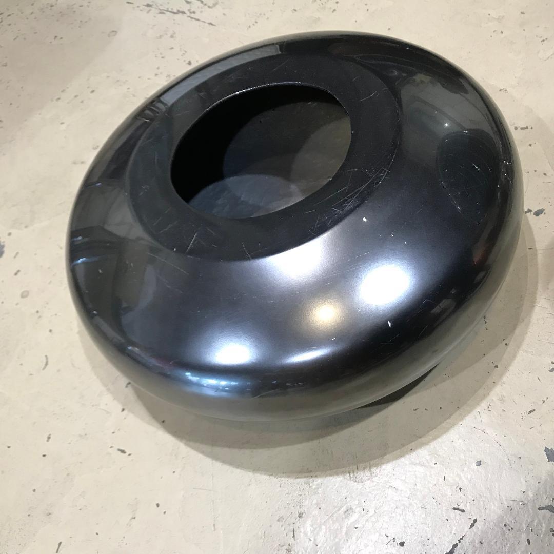 Christian Liaigre
Culbuto vase
Metal
2002
Elegant piece.