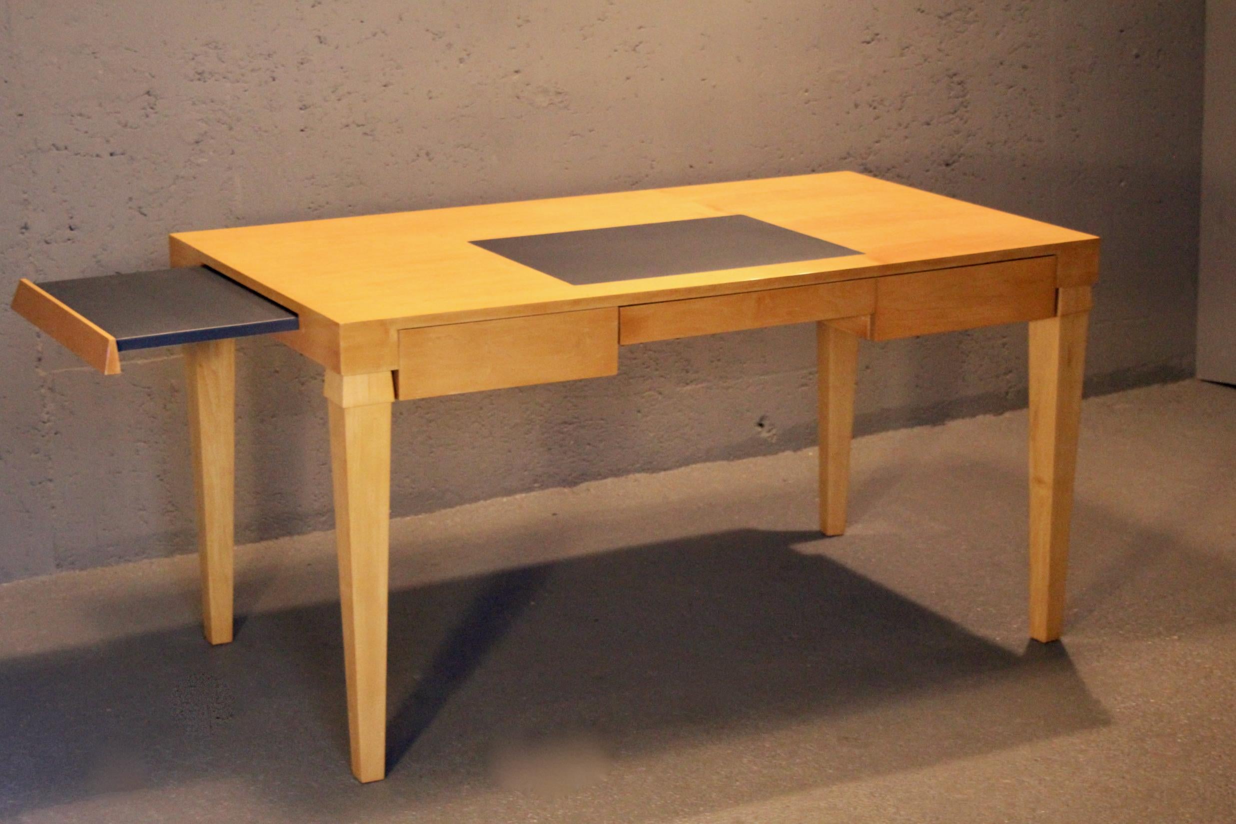 Schreibtisch aus hellem Holz und blauem Leder von Christian Liaigre; auf der Oberseite der Arbeitsfläche befindet sich ein Kratzer (siehe Foto).