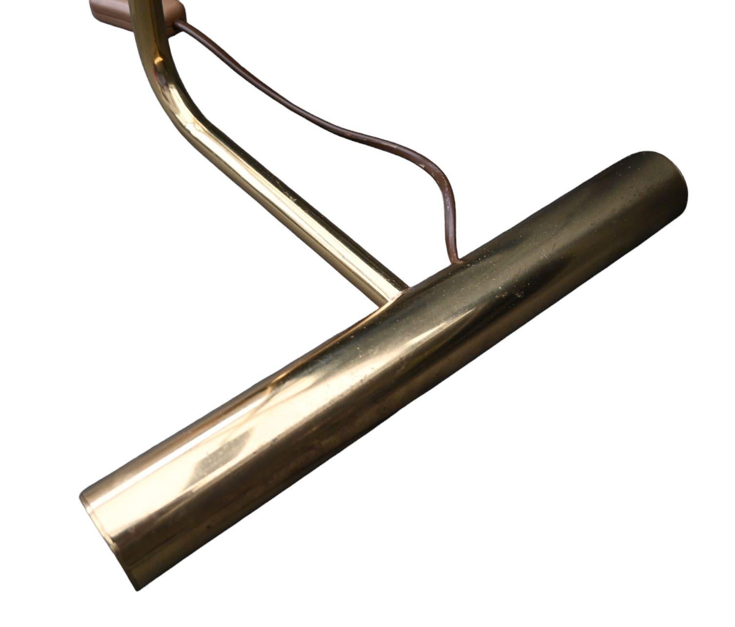 Schreibtischlampe von Christian Liaigre aus patiniertem, vergoldetem Metall mit ausziehbarem Schaft und T-förmigem Sockel, um 1990.

Höhe 49 cm.

Schwenkbarer Arm 37 cm, beschwerte Basis.

Guter Zustand.
Der elektrische Teil funktioniert perfekt.