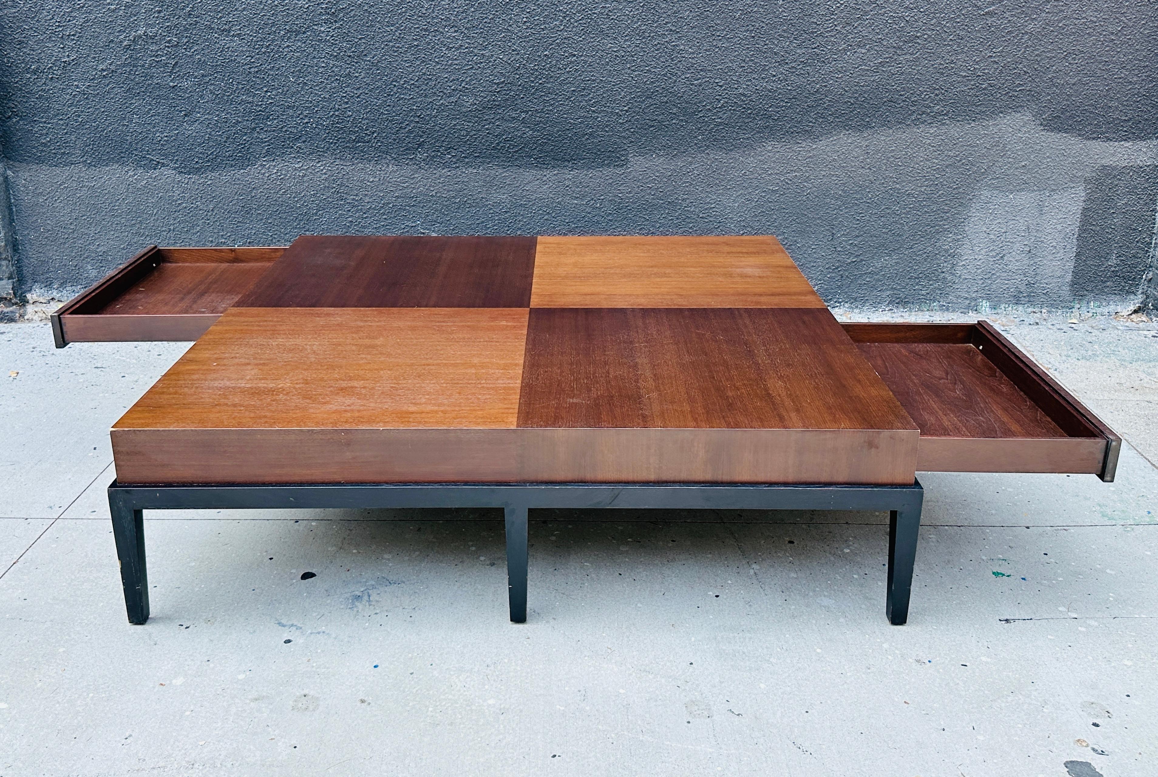 Dieser beeindruckende quadratische Couchtisch wurde von Christian Liaigre für Holly Hunt entworfen, eine Collaboration, die für ihre tadellose Handwerkskunst und ihren unaufdringlichen Luxus bekannt ist. Mit einer Größe von 59 Zentimetern im Quadrat
