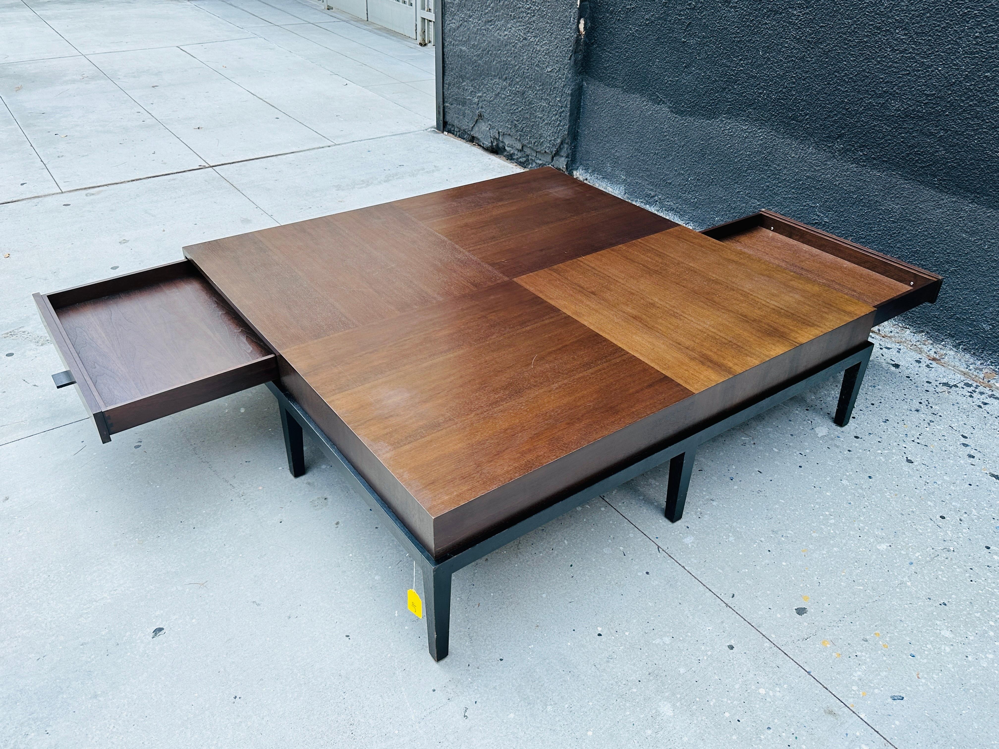 Christian Liaigre für HOLLY HUNT Großer quadratischer Couchtisch mit Schubladen (Moderne) im Angebot