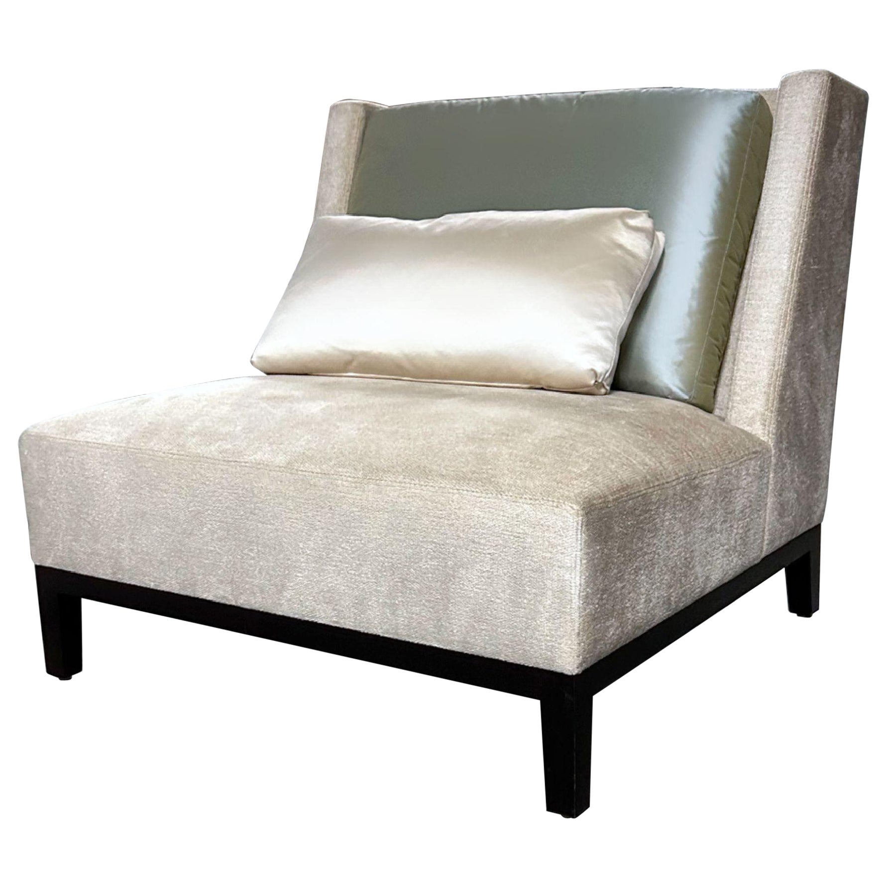 Christian Liaigre for Holly hunt latin lounge chair, Beige, Light Green, France, circa 2017. Textile tissé chenille beige Holly hunt sur le corps avec coussin de dos et coussin lombaire en soie dupioni. Base en chêne ébénisé. L'annonce est pour une