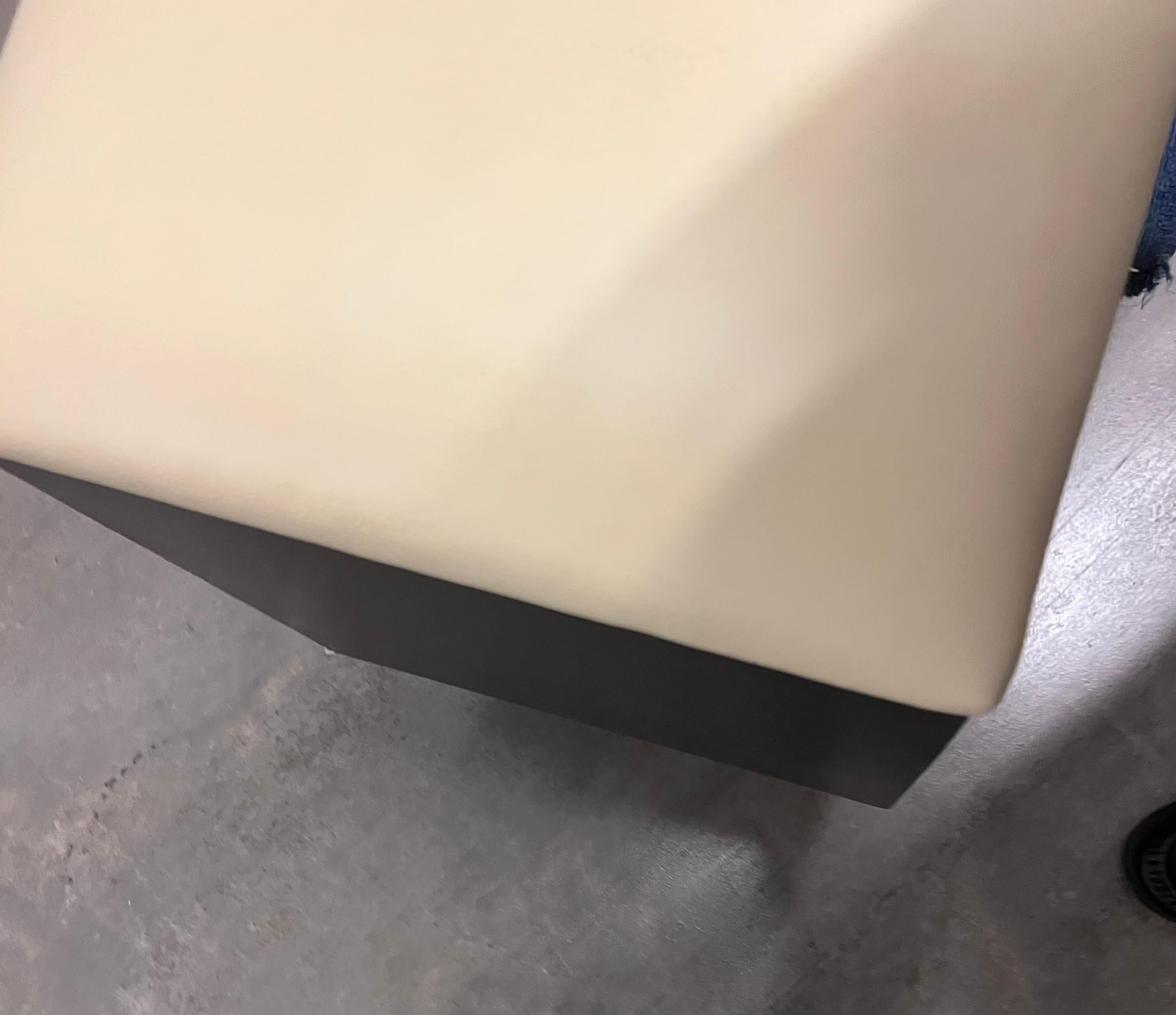 Christian Liaigre per HolLY HUNT Panchina in pelle e bronzo, Francia minimalista e moderna In condizioni buone a Brooklyn, NY
