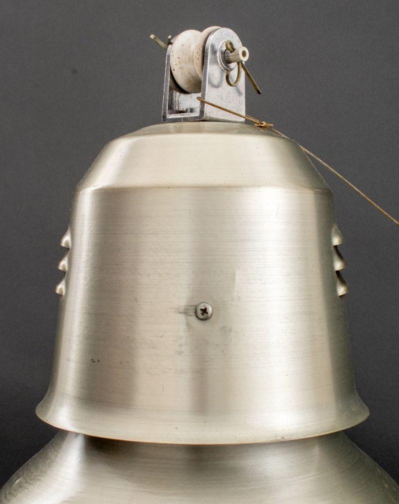 Lampada a sospensione industriale in acciaio inossidabile Christian Liaigre for Mercer Kitchen, design 1997, di forma conica con pulegge in porcellana bianca e paralume circolare in carta personalizzato. 24