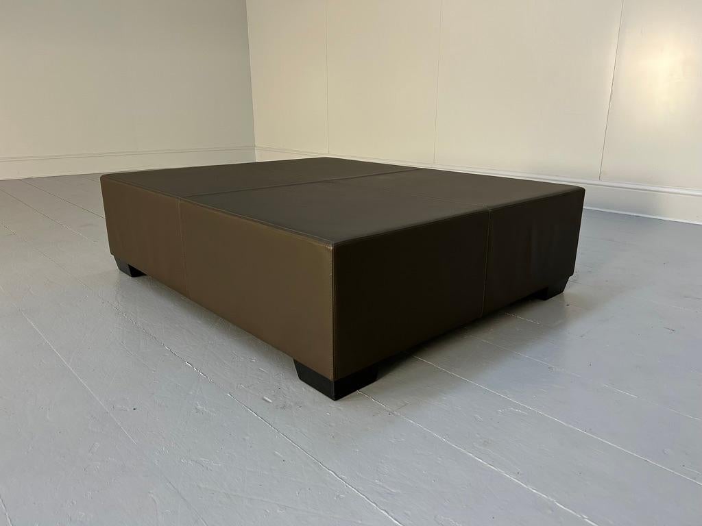 Nous vous proposons ici une sublime table basse, un pouf et un tabouret 