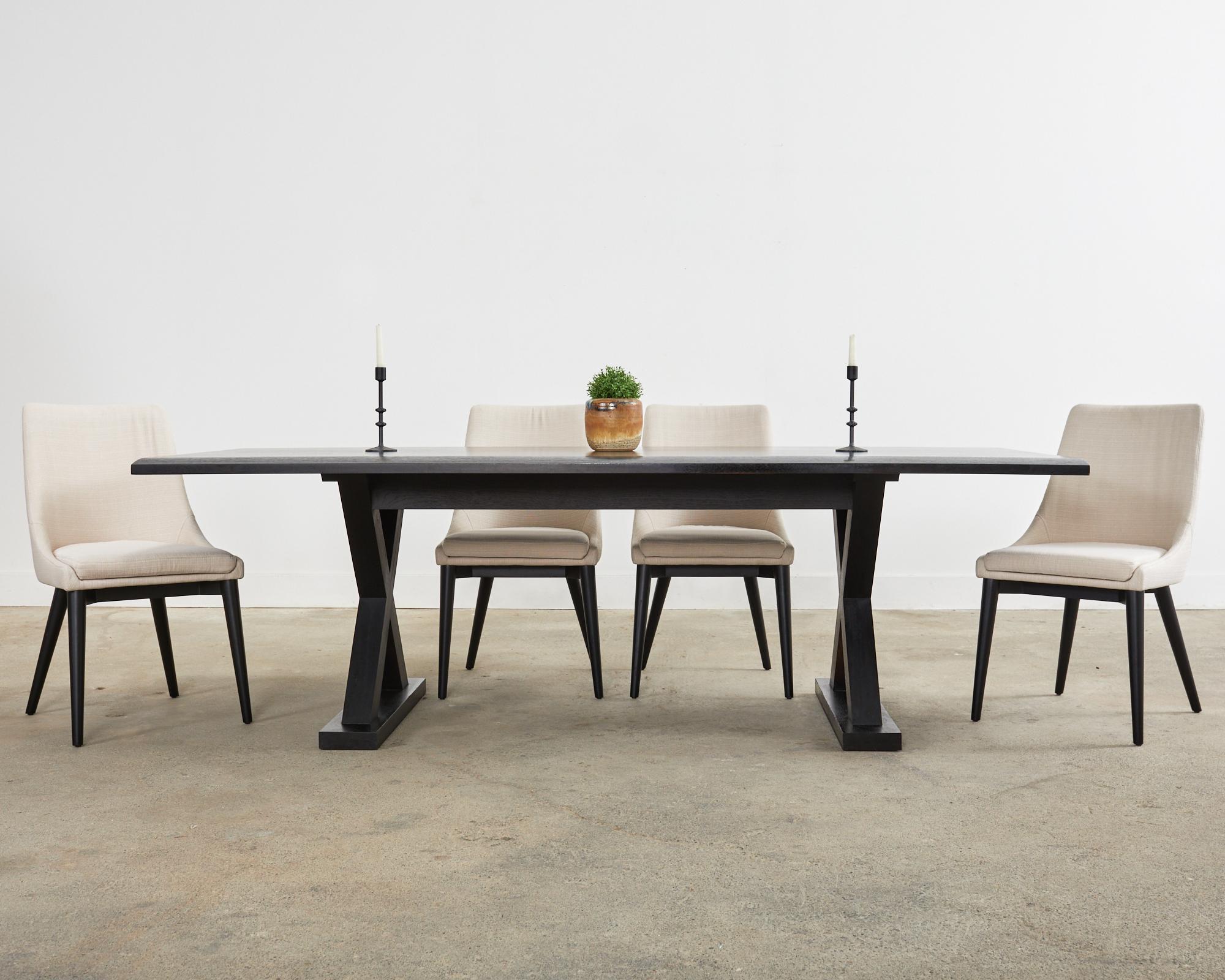 La perfection moderne minimaliste est l'interprétation de Christian Liaigre de la table de salle à manger de ferme. La table de coursier a été conçue pour HOLLY HUNT et fabriquée à la main à partir de bois de chêne dur ébonisé. Le plateau