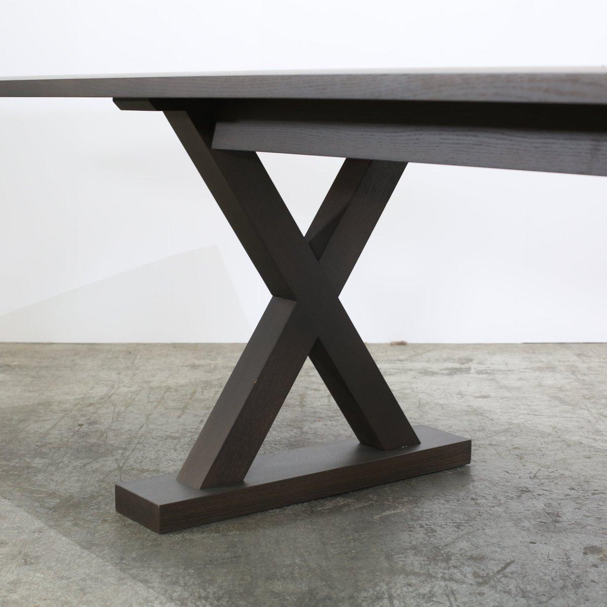 Ti presentiamo il Tavolo da pranzo lungo Courrier di Christian Liaigre, un pezzo straordinario che emana eleganza e raffinatezza. Realizzato con materiali di alta qualità, questo tavolo da pranzo presenta un design elegante e minimalista che eleverà