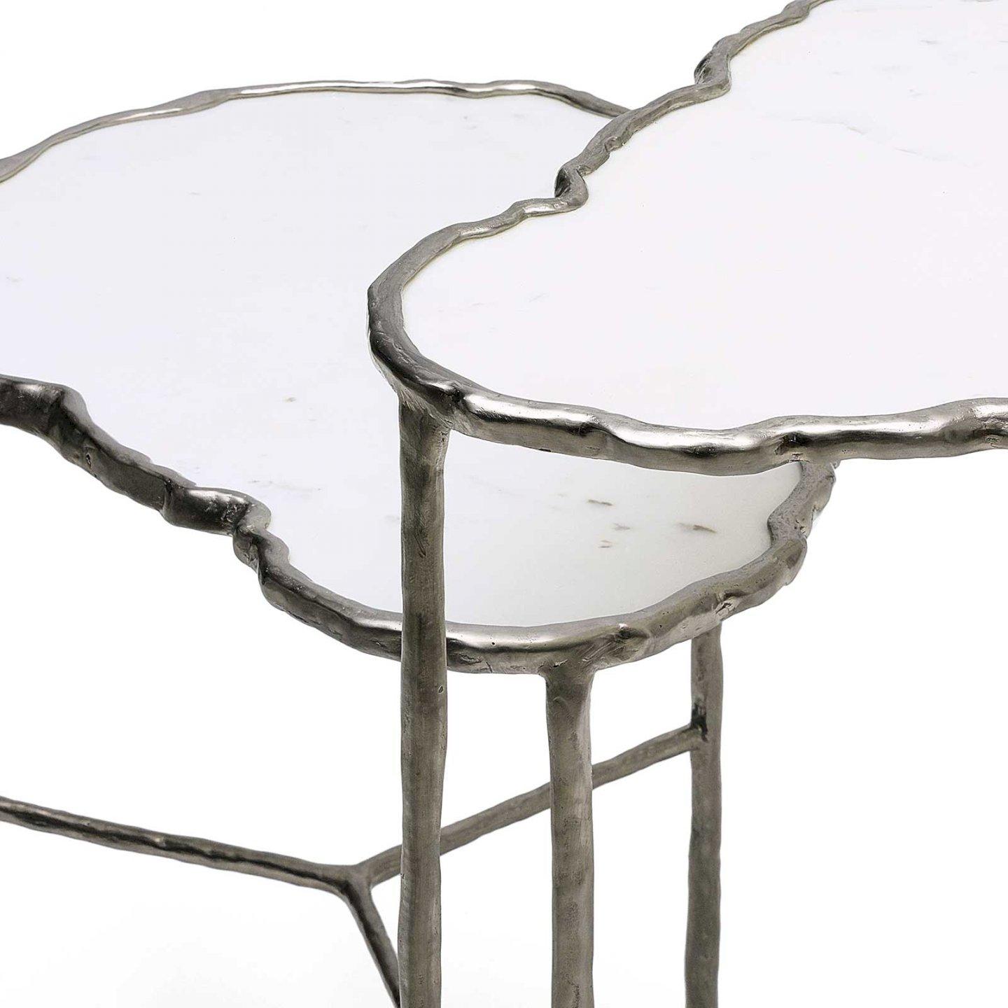 La table d'appoint Nuage, dont le plateau est en marbre et la structure en bronze nickelé, est née de la collaboration entre Sophie Lafont et Liaigre. Ces courbes douces contrastent avec la ligne de la maison.

Table d'appoint en marbre de