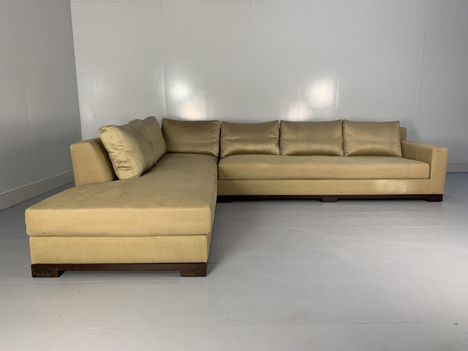 Bonjour les amis, et bienvenue à une nouvelle offre incontournable de Lord Browns Furniture, la première source de canapés et de chaises de qualité au Royaume-Uni.
Il s'agit d'un rare, sublime et entièrement original canapé en L 