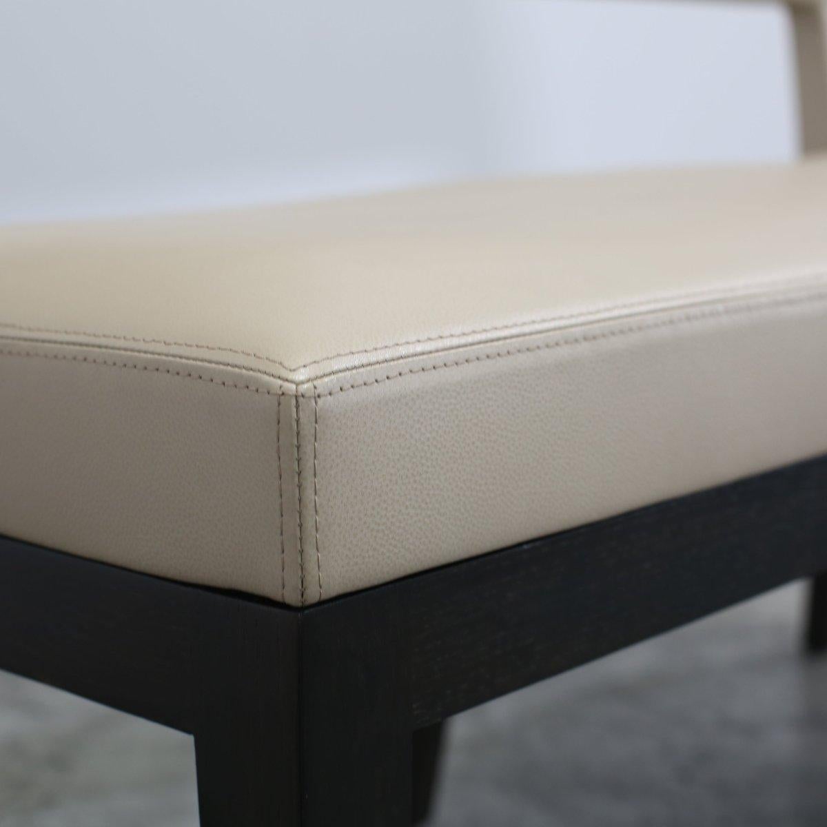 Voici la banquette Velin du célèbre designer Christian Liaigre. Cette pièce respire la sophistication, ce qui en fait le complément idéal de tout intérieur élégant. Fabriquée avec les matériaux les plus nobles, la banquette présente une silhouette