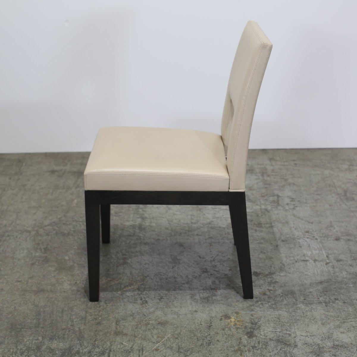 Voici la chaise de salle à manger Velin du célèbre designer Christian Liaigre. Fabriquées avec la plus grande attention aux détails, ces chaises respirent le luxe et la sophistication. La silhouette élégante est mise en valeur par le riche cadre en