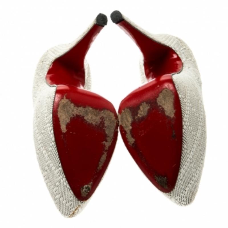 Porta il tuo amore per le Louboutin a nuove vette aggiungendo questo splendido paio alla tua collezione. Le décolleté parlano semplicemente di alta moda in ogni punto e curva. Gli esterni sono realizzati in rafia bianca e le décolleté sono rifinite