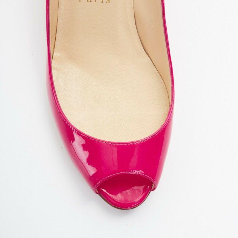 CHRISTIAN LOUBOUTIN 45mm fuschia rosa Lack Peep Toe gebogener Kitten Heel EU36 im Angebot 2