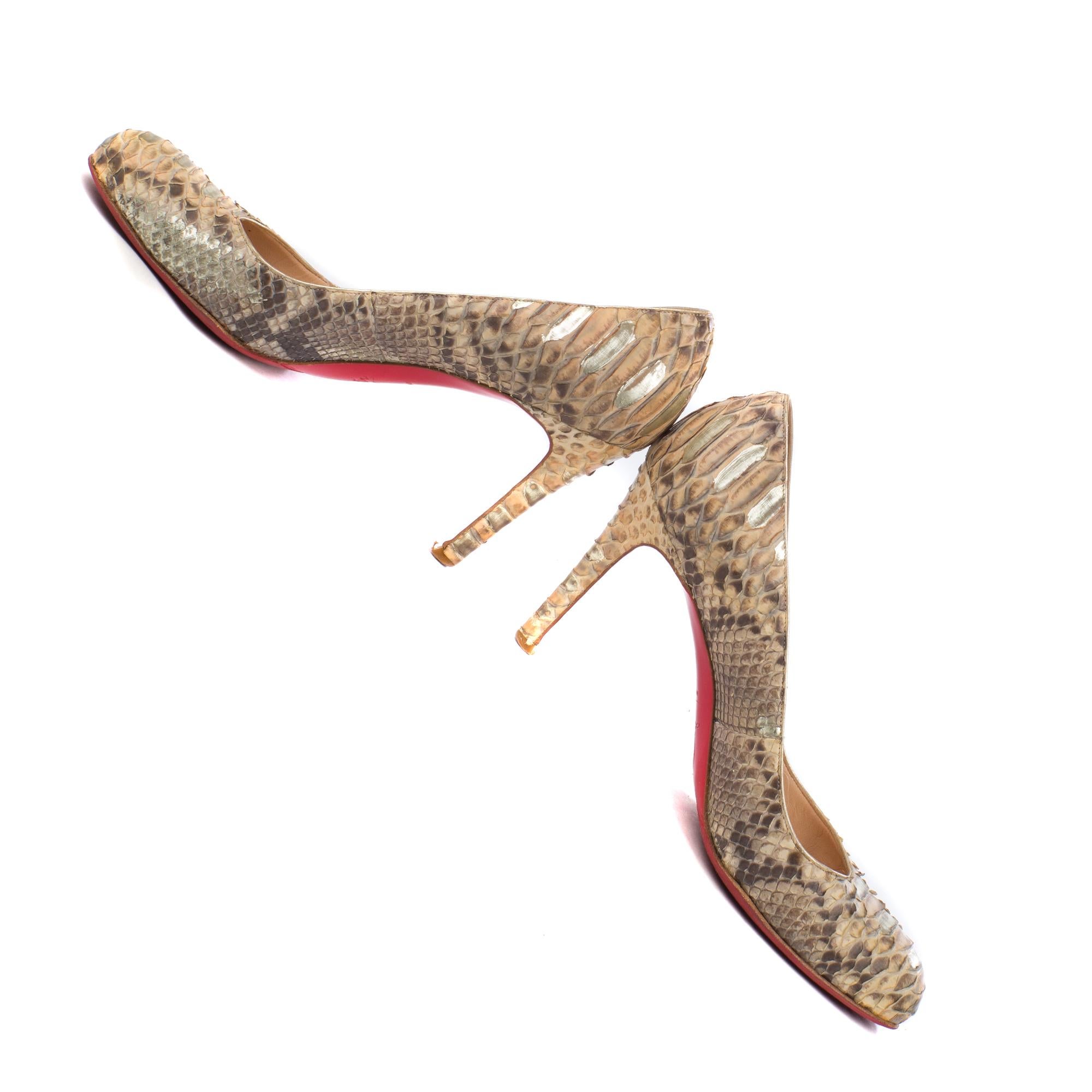 CHRISTIAN LOUBOUTIN. FIFI pumps 85 mm in python, golden and gray reflections.
 Size 37.
 good condition, resemellés.