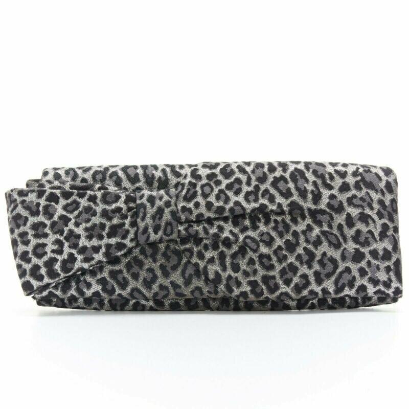 CHRISTIAN LOUBOUTIN Aionoeud silver leopard asymmetrical bow elongated clutch
Reference: TGAS/A03368
Brand: Christian Louboutin
Model: Aionoeud
Material: Polyester
Color: Silver
Pattern: Animal Print
Closure: Magnet
Extra Details: Elongated