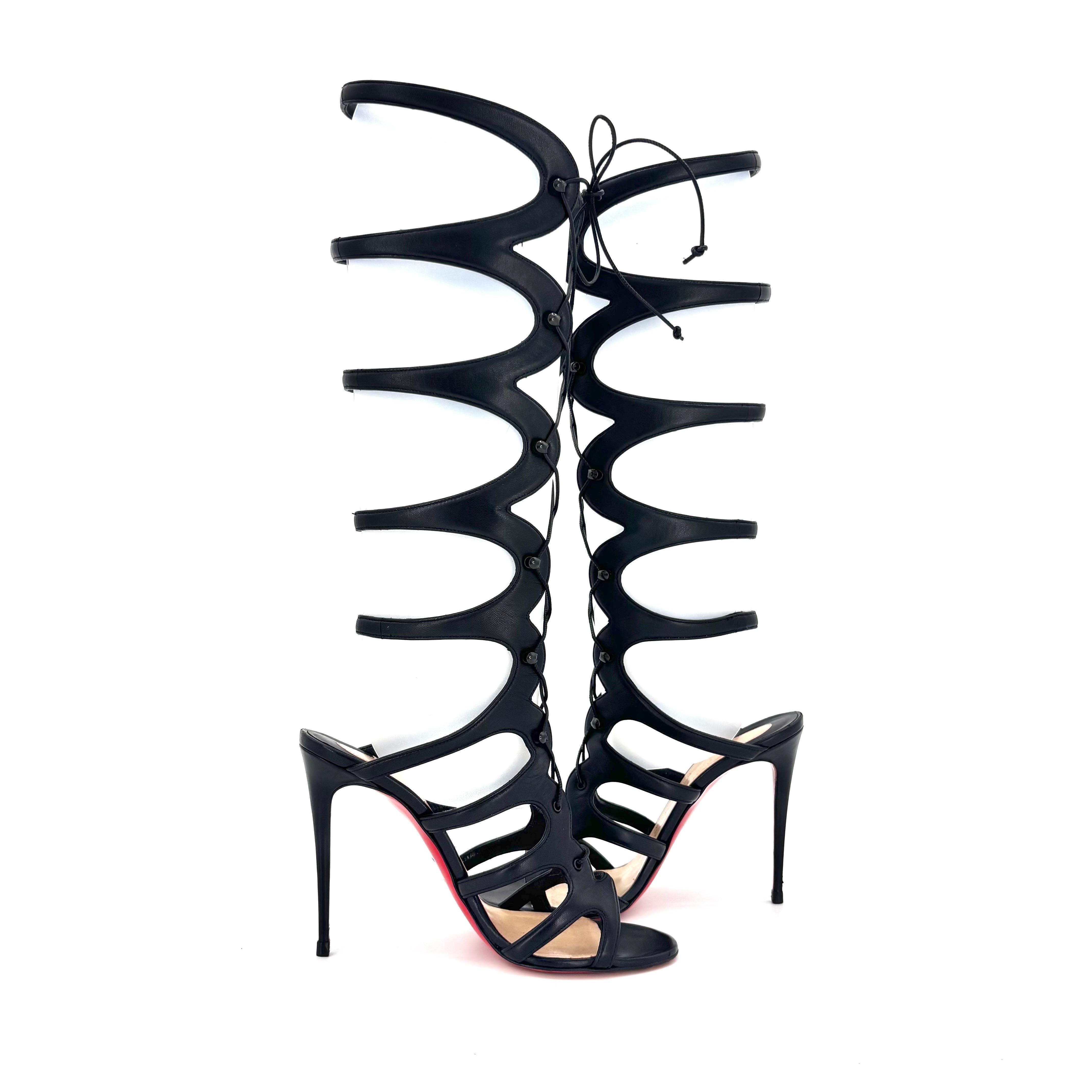 Noir Christian Louboutin Amazoula 100 Sandales à genoux gladiateur en cuir noir 39 en vente