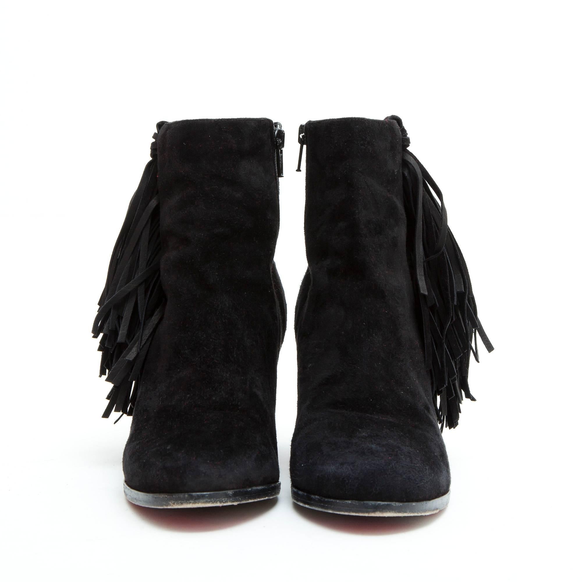 CHRISTIAN LOUBOUTIN ankle boots in black suede calfskin. There is an inner zipper. Black fringes on the outside.

Already worn. In very good condition.  Size 39 FR 

Dimensions: Heel height 7 cm.

Will be delivered in their original dust bag