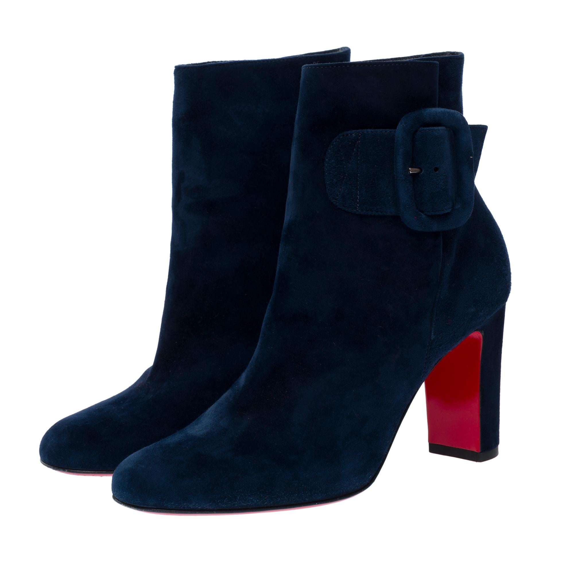 Christian​ ​Louboutin​ ​ankleboot​ ​with​ ​platform​ ​and​ ​trottinette​ ​buckle​ ​in​ ​blue​ ​suede
Signature:​ ​