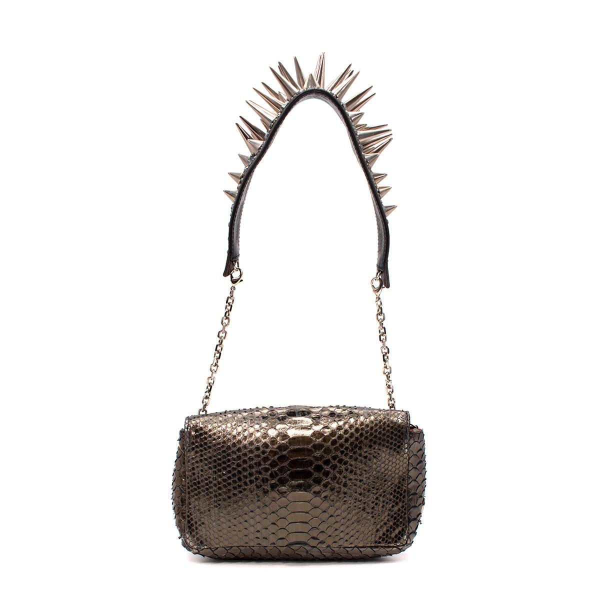 Christian Louboutin Artemis Metallic Python Umhängetasche mit Nieten
 

 - Gefertigt aus metallischem Pythonleder in Rotmetal, gefüttert mit dem charakteristischen roten Twill
 - Klappe auf der Vorderseite, die sich zu einem einzigen Fach öffnet,