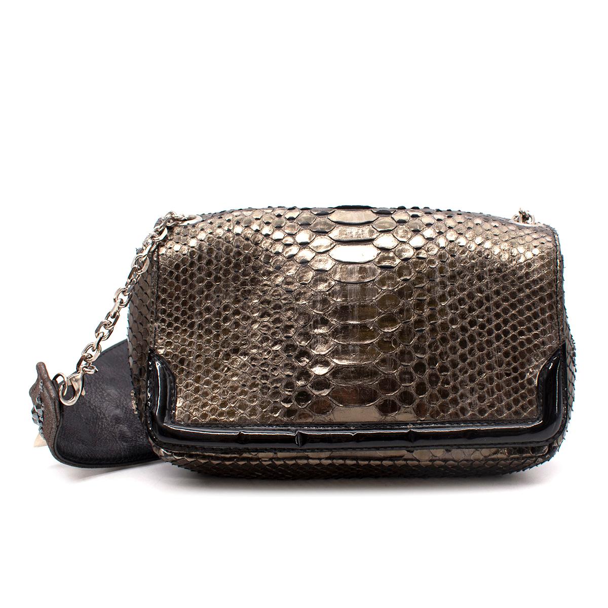 Christian Louboutin Artemis Python-Umhängetasche mit Nieten in Metallic (Schwarz) im Angebot