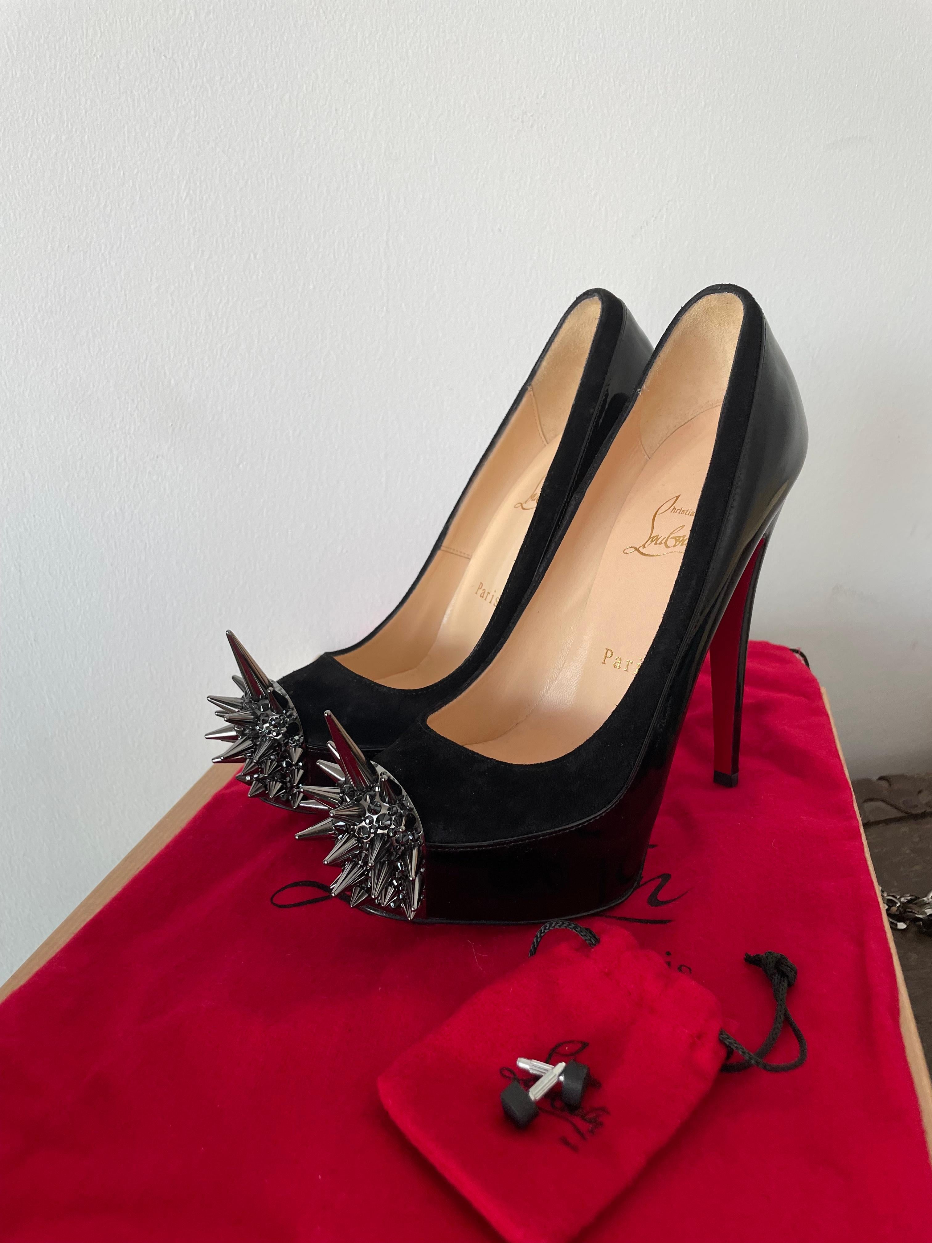 ntroducing the Christian Louboutin Asteroid 160 Spike in Black Suede and Patent Leather, a brand new and exceptional creation from the renowned luxury brand. This stunning shoe is truly special and worth the investment due to its unique design,