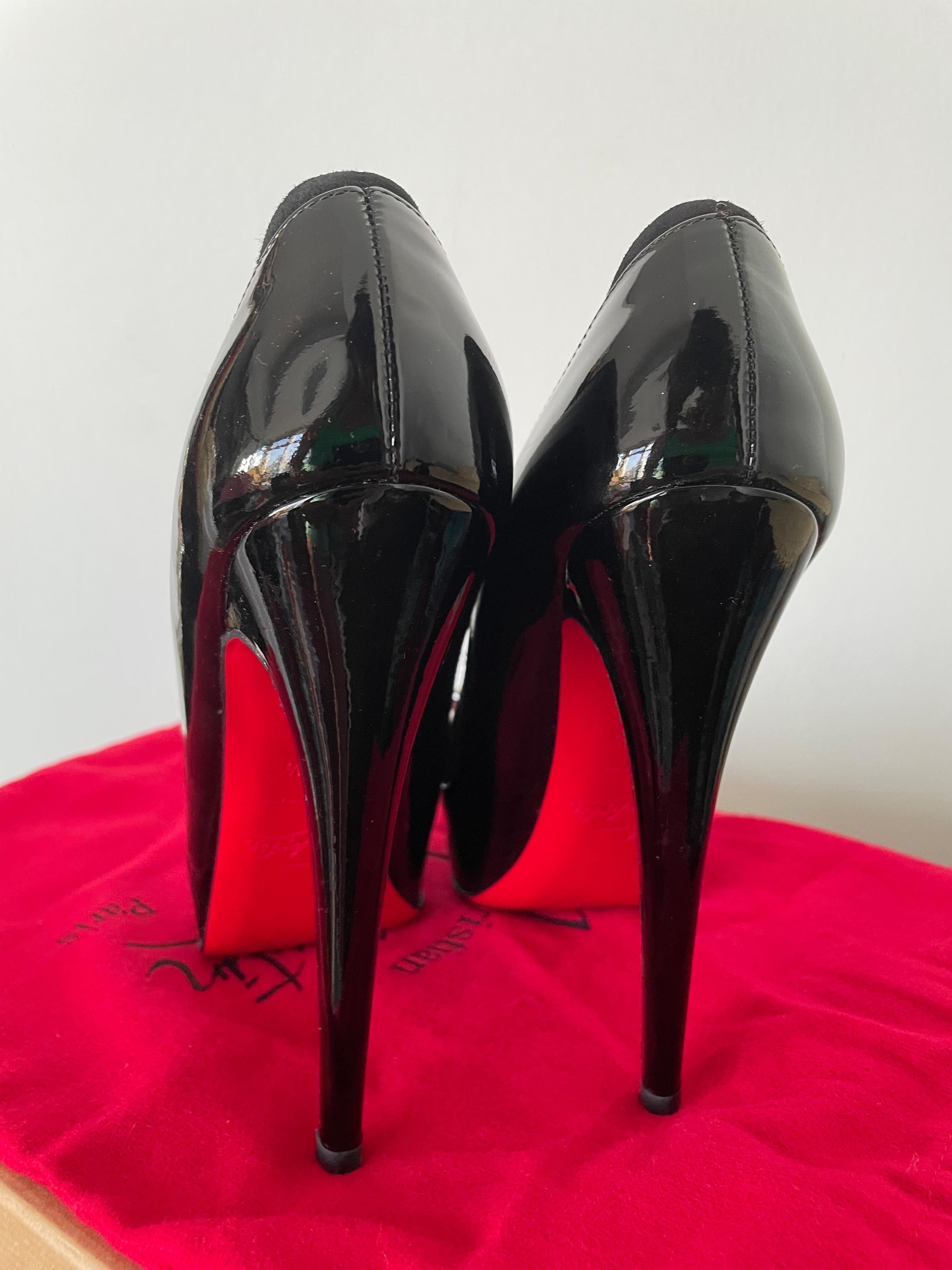 Christian Louboutin Asteroid 160 Black Patent with spike toe  size 35.5 In Excellent Condition For Sale In Toronto, CA