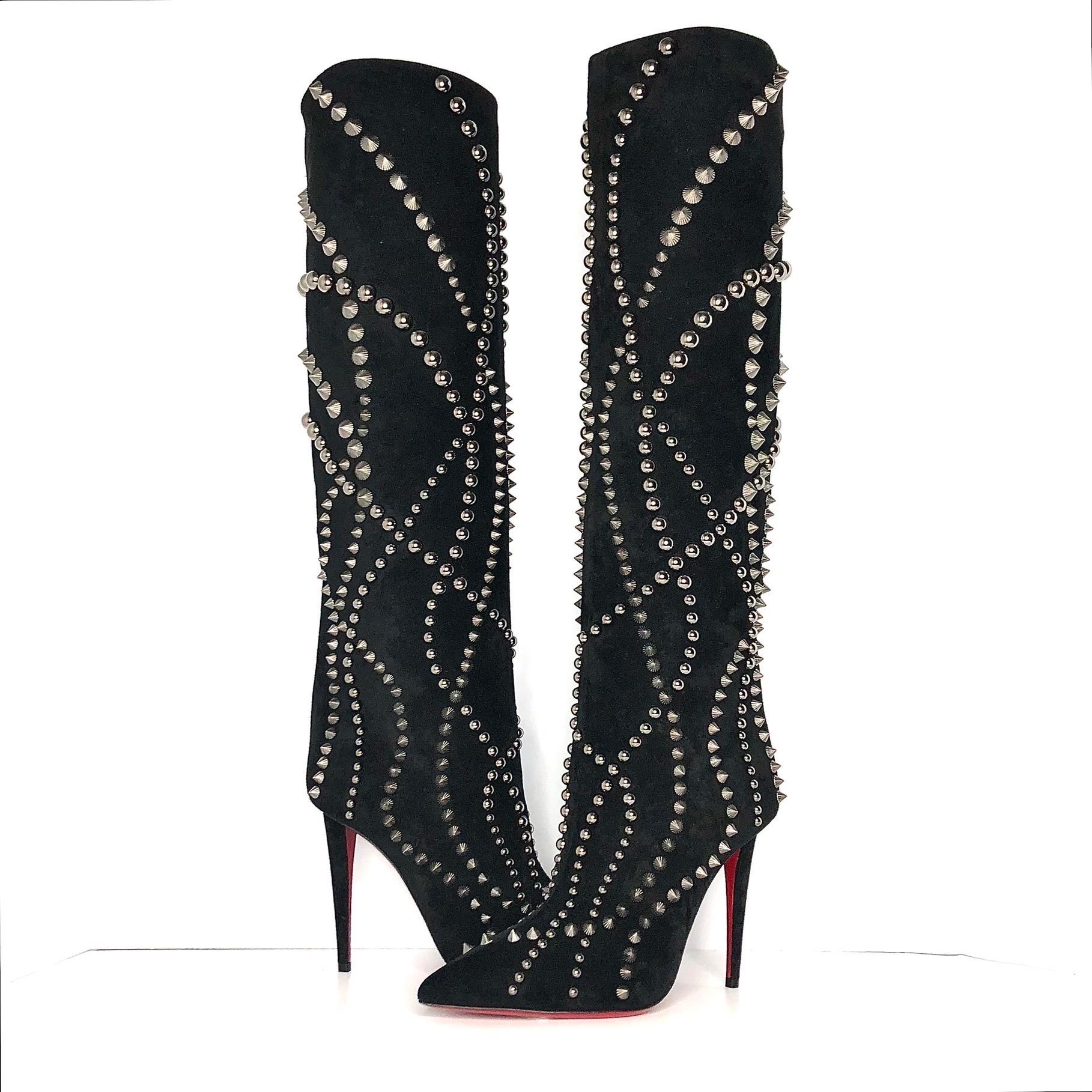 Christian Louboutin Astrilarge Botta Pika 100 Schwarze Wildlederstiefel mit hohem Schaft 
Ausgezeichneter Zustand, leichte Gebrauchsspuren
Farbe Schwarz
Größe 39
Obermaterial Wildleder
Rot lackierte Lederlaufsohle
Nietenbesetztes Oberteil
Über dem