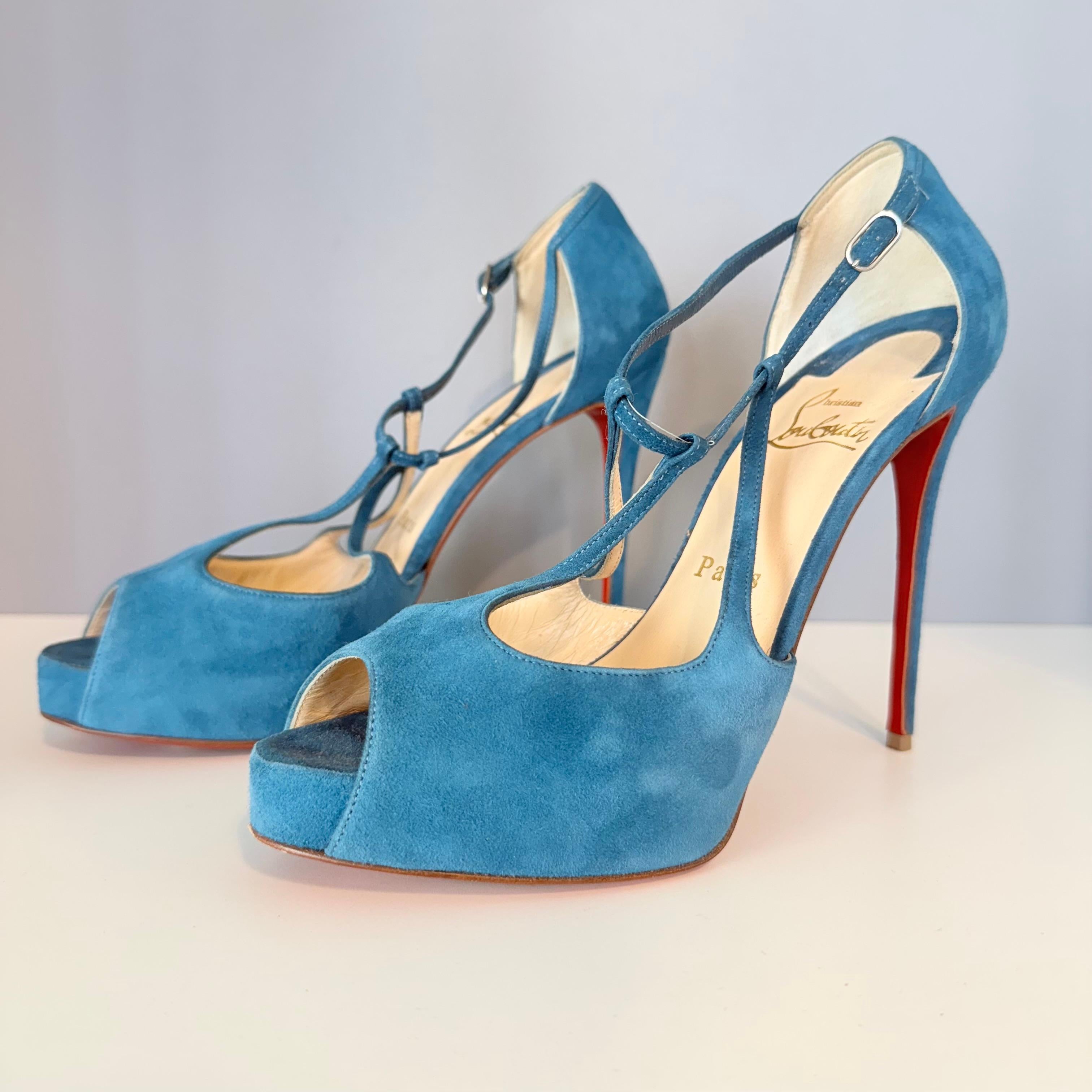 Sandales à bout ouvert de Christian Louboutin
Suède
Couleur bleu avio
Bride à la cheville
Hauteur du talon cm 12 (4.72)
Avec sac à poussière
Livraison rapide dans le monde entier incluse dans le prix