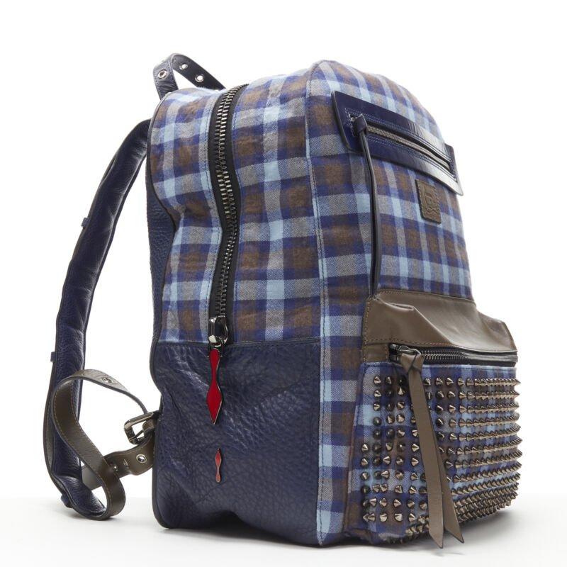 Grigio CHRISTIAN LOUBOUTIN Backloubi borsa zaino con borchie a spillo in percalle blu e marrone in vendita
