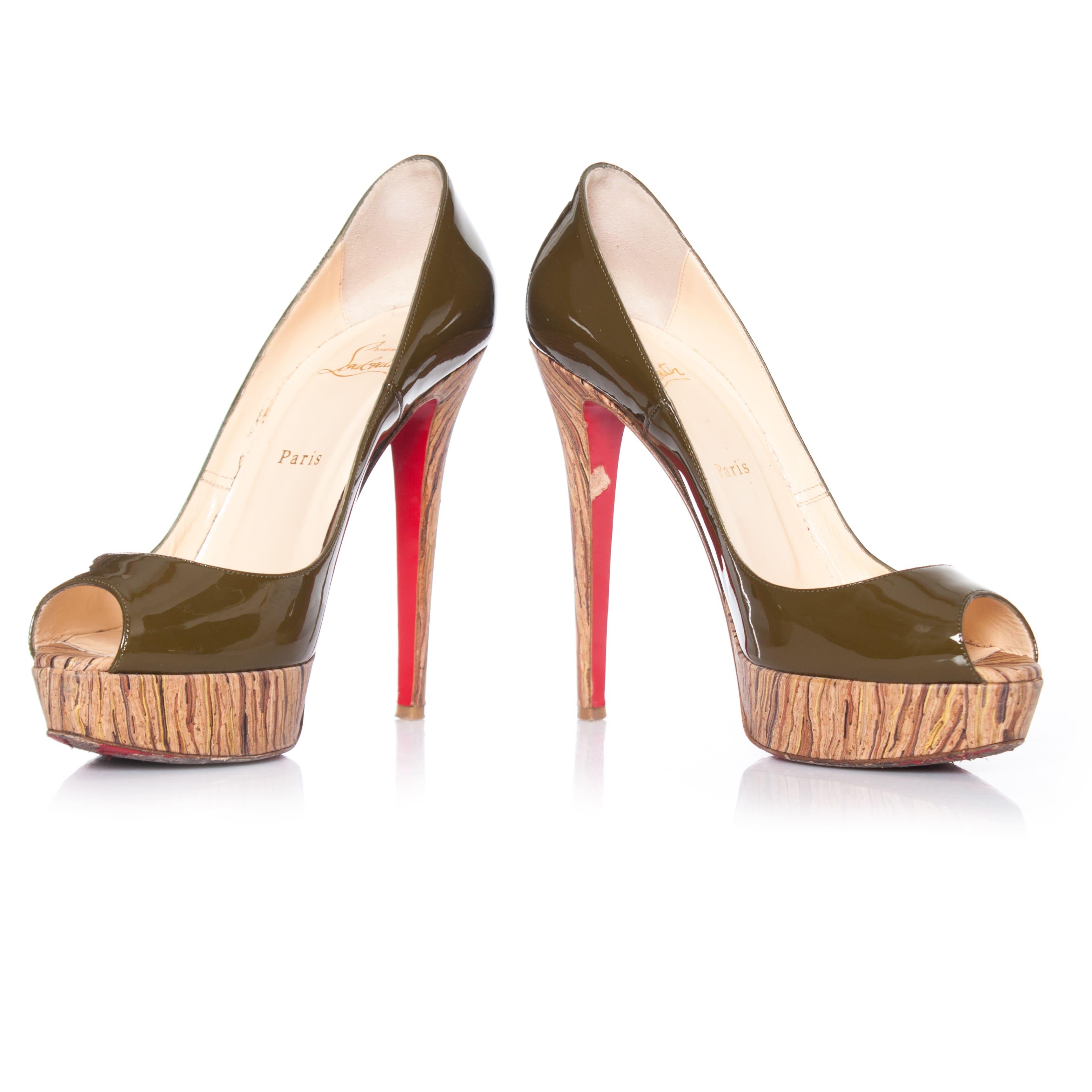 Christian Louboutin, Banane kaki platform pumps in patent leather. This piece has been worn once and is in very good condition. The item has a scuff on the inside of the left heel. Comes with the original box and an extra set of heels.

• CONDITION: