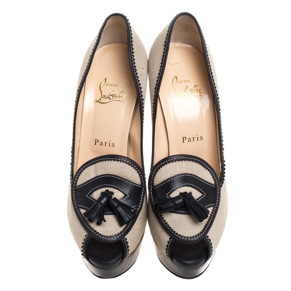 Add a vintage feel to your outfit with these Christian Louboutin Alta Campus pumps. These preppy pumps come accented with contrasting leather tassel motifs and trims. Crafted from canvas with peep toes, they are equipped with 14.5 cm heels.

