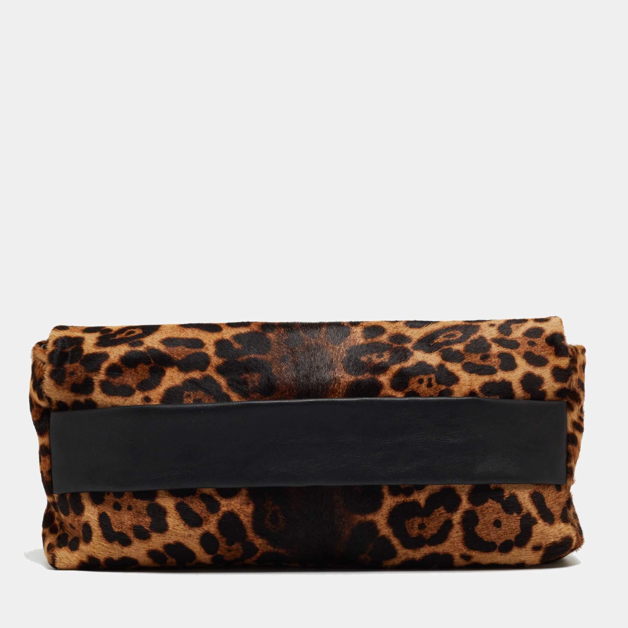 Functional and fashionable, this clutch is a classy styling choice. It is crafted from quality materials, and its lined interior will neatly keep your evening essentials.

