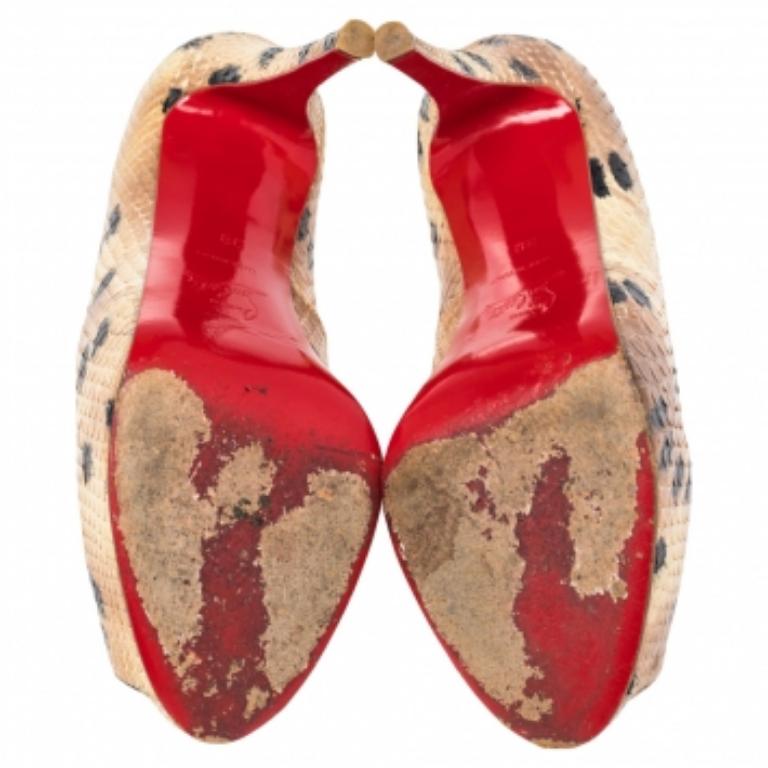Ces escarpins Prive de la maison Christian Louboutin vous encouragent à vous lancer dans un nouveau voyage à la mode dont vous vous souviendrez toujours. L'extérieur de ces superbes escarpins est réalisé en peau de serpent exotique beige-noir et
