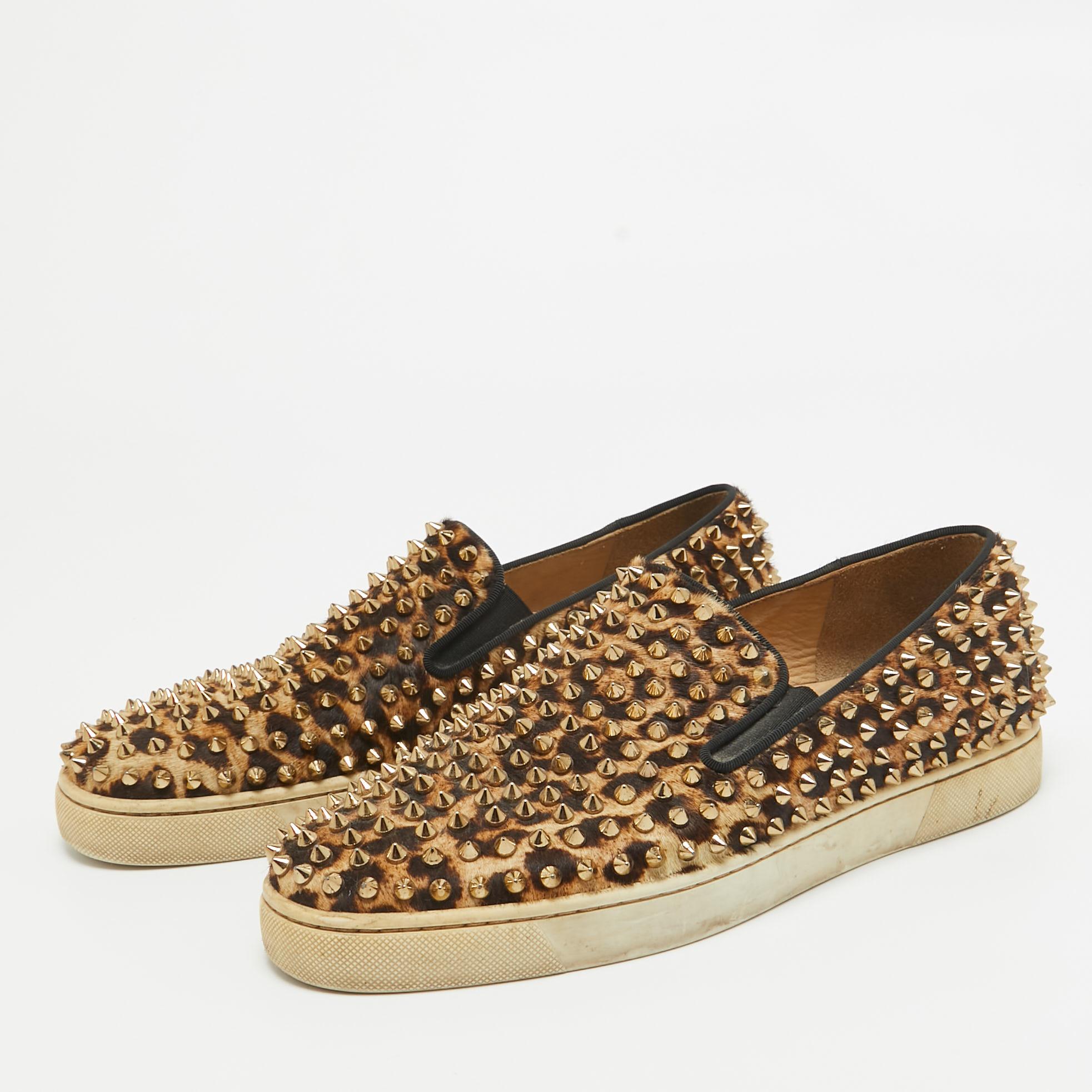 Give your outfit a chic update with this pair of designer sneakers. The creation is sewn perfectly to help you make a statement in them for a long time.