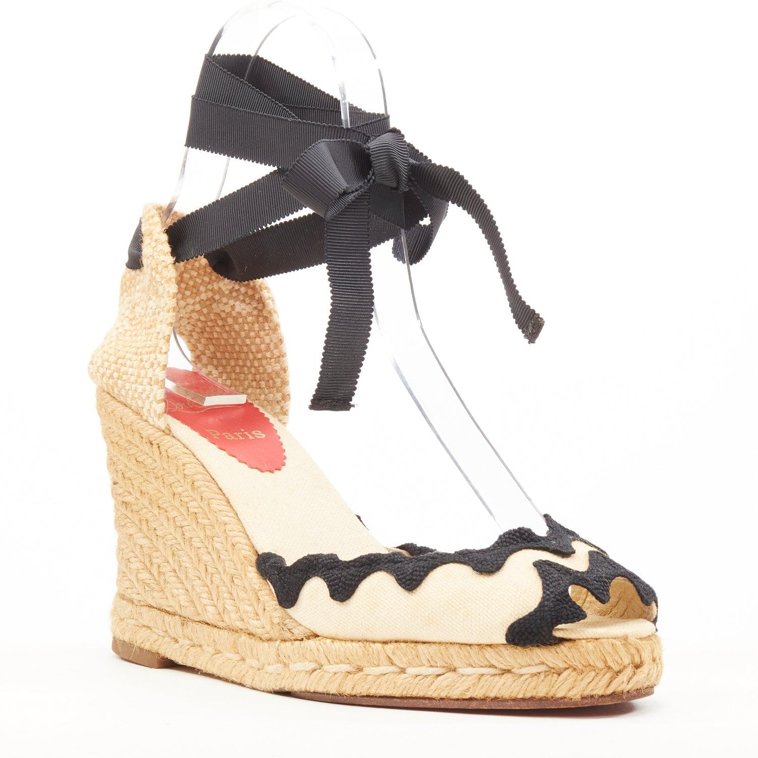 CHRISTIAN LOUBOUTIN espadrille festonnée en toile beige noire talon compensé EU37
Référence : SNKO/A00188
Marque : Christian Louboutin
Matériau : Toile
Couleur : Beige, Black
Motif : Solide
Fermeture : Attache auto
Doublure :  Toile
Détails