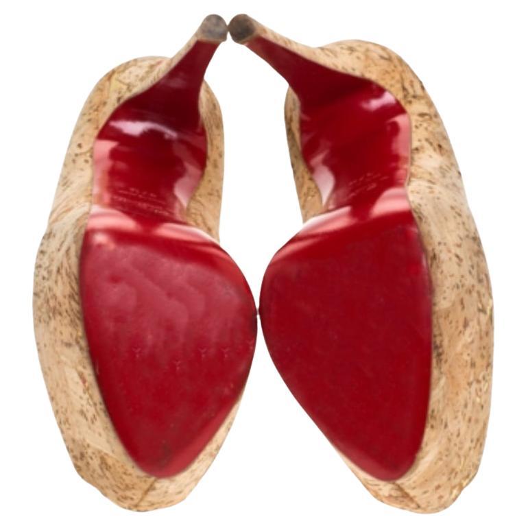 Mettez une touche d'audace à votre tenue en portant ces magnifiques escarpins Lady Highness de Christian Louboutin. Labellisées en liège beige, elles présentent une silhouette imposante sur laquelle on peut compter, ainsi qu'une semelle intérieure