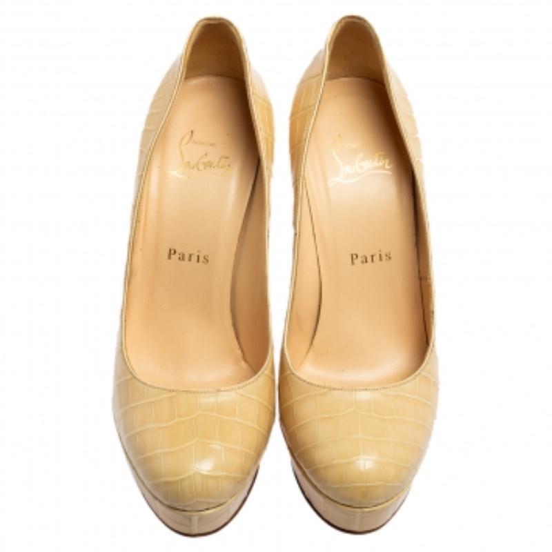 Un classico da aggiungere alla propria collezione di scarpe è questo paio. Queste bellezze di Christian Louboutin sono rivestite in pelle goffrata di coccodrillo e dotate di plateau, tacco di 13 cm e suola rossa. Aggiungi queste décolleté al tuo