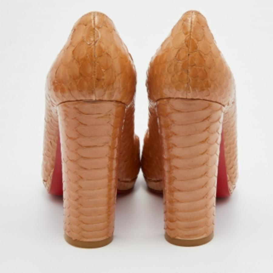 Christian Louboutin Beige Crystal Python Grapi Platform Pumps Taglia 38.5 in vendita 1