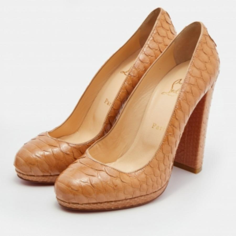 Christian Louboutin Beige Crystal Python Grapi Platform Pumps Taglia 38.5 in vendita 2